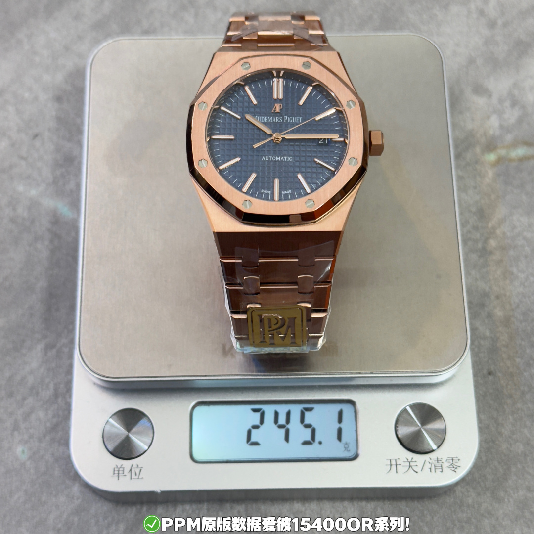 NO:822137,PPM genuine grade weight: A/15500/15510 Steel belt version: 240g-Jiaoak series 'counterweight version'!  [Core Selling Points] · Accurate weighting, unparalleled feel. Strictly follow the original weight standard, 240 grams for the steel strap model. The feel and balance on the hand are the same as the original, saying goodbye to the light texture. · Extreme craftsmanship, long-lasting watch strap adopts top-notch improved materials and coating technology, promising not to fade or peel, and will still be as bright as new after long-term wear. ·  Powerful core, precise and long-lasting, equipped with an integrated modified 3120/4302 movement, stable structure, accurate travel time, power reserve of up to 72 hours, no need to reset on weekends. · Details first, face the original · The lettering uses substitute grade characters, the checkered pattern is deep and clear, the color is full, and the texture is comparable to the original. · The hands are equipped with substitute grade hands, the luminous filling is even and full, the edges and corners are sharp, and the craftsmanship is exquisite. [Version Information] ·  Covering models, 15500, 15510 full-size mainstream styles. · The material is stainless steel case, with optional tape (168g) or steel belt (240g). · The movement configuration is an integrated modified 3120 movement (corresponding to etc.) / an integrated modified 4302 movement (corresponding to 15500/15510, etc.), with 72 hours of power.  PPM adheres to the concept of 'details determine success or failure'. This counterweighted version not only pursues the ultimate in vision, but also achieves comprehensive breakthroughs in wearing experience, durability and internal performance. It is a well-deserved quality ceiling in the current market. PPM is all original data and is produced with sincerity, so that what you get is not only a watch, but also a persistent pursuit of top craftsmanship.19860909PPM正版级重量:A/15500/15510 钢带版本:240克-家橡树系列“配重版”！【核心卖点】 · 精准配重,手感无双严格遵循原装重量标准,钢带款240克,上手坠感与平衡感与正品无二,告别轻飘质感. · 极致工艺,历久弥新表带采用顶级改良材质与镀层工艺,承诺绝不褪色、掉皮,经久佩戴依旧光亮如新. · 强劲内核,精准持久搭载一体改装3120/4302机芯,结构稳定,走时精准,动力储存达72小时,周末静置无需重调. · 细节至上,直面原装  · 字面采用代用级别字面,格纹深邃清晰,色泽饱满,质感媲美原装.  · 指针配备代用级别指针,夜光填充均匀饱满,棱角分明,工艺精湛.【版本信息】 · 涵盖型号、15500、15510 全尺寸主流款式. · 材质选择精钢表壳,搭配可选胶带（168g）或钢带（240g）. · 机芯配置一体改装3120机芯（对应等）/ 一体改装4302机芯（对应15500/15510等）,动力72小时. PPM秉承“细节定成败”的理念,此配重版不仅在视觉上追求极致,更在佩戴体验、耐用度和内在性能上实现全面突破,是当前市场当之无愧的品质天花板. PPM均为原装数据-精诚制作,让您所获得的不仅是一枚腕表,更是对顶级工艺的执着追求.,,Watch