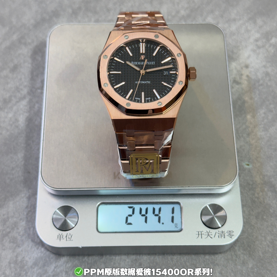 NO:822143,PPM genuine grade weight: A/15500/15510 Tape version: 168g-Jiaoak series 'counterweight version'!  [Core Selling Points] · Accurate weighting, unparalleled feel. Strictly follow the original weight standard, 168 grams for the tape model, 240 grams for the steel belt model. The feeling and balance in the hand are the same as the original ones, saying goodbye to the light texture. · Extreme craftsmanship, long-lasting watch strap adopts top-notch improved materials and plating technology, promising not to fade or peel, and will still be as bright as new after long-term wear. ·  Powerful core, precise and long-lasting, equipped with an integrated modified 3120/4302 movement, stable structure, accurate travel time, power reserve of up to 72 hours, no need to reset on weekends. · Details first, face the original · The lettering uses substitute grade characters, the checkered pattern is deep and clear, the color is full, and the texture is comparable to the original. · The hands are equipped with substitute grade hands, the luminous filling is even and full, the edges and corners are sharp, and the craftsmanship is exquisite. [Version Information] ·  Covering models, 15500, 15510 full-size mainstream styles. · The material is stainless steel case, with optional tape (168g) or steel belt (240g). · The movement configuration is an integrated modified 3120 movement (corresponding to etc.) / an integrated modified 4302 movement (corresponding to 15500/15510, etc.), with 72 hours of power.  PPM adheres to the concept of 'details determine success or failure'. This counterweighted version not only pursues the ultimate in vision, but also achieves comprehensive breakthroughs in wearing experience, durability and internal performance. It is a well-deserved quality ceiling in the current market. PPM is all original data and is produced with sincerity, so that what you get is not only a watch, but also a persistent pursuit of top craftsmanship.19860909PPM正版级重量:A/15500/15510 胶带版本:168克-家橡树系列“配重版”！【核心卖点】 · 精准配重,手感无双严格遵循原装重量标准,胶带款168克,钢带款240克,上手坠感与平衡感与正品无二,告别轻飘质感. · 极致工艺,历久弥新表带采用顶级改良材质与镀层工艺,承诺绝不褪色、掉皮,经久佩戴依旧光亮如新. · 强劲内核,精准持久搭载一体改装3120/4302机芯,结构稳定,走时精准,动力储存达72小时,周末静置无需重调. · 细节至上,直面原装  · 字面采用代用级别字面,格纹深邃清晰,色泽饱满,质感媲美原装.  · 指针配备代用级别指针,夜光填充均匀饱满,棱角分明,工艺精湛.【版本信息】 · 涵盖型号、15500、15510 全尺寸主流款式. · 材质选择精钢表壳,搭配可选胶带（168g）或钢带（240g）. · 机芯配置一体改装3120机芯（对应等）/ 一体改装4302机芯（对应15500/15510等）,动力72小时. PPM秉承“细节定成败”的理念,此配重版不仅在视觉上追求极致,更在佩戴体验、耐用度和内在性能上实现全面突破,是当前市场当之无愧的品质天花板. PPM均为原装数据-精诚制作,让您所获得的不仅是一枚腕表,更是对顶级工艺的执着追求.,,Watch