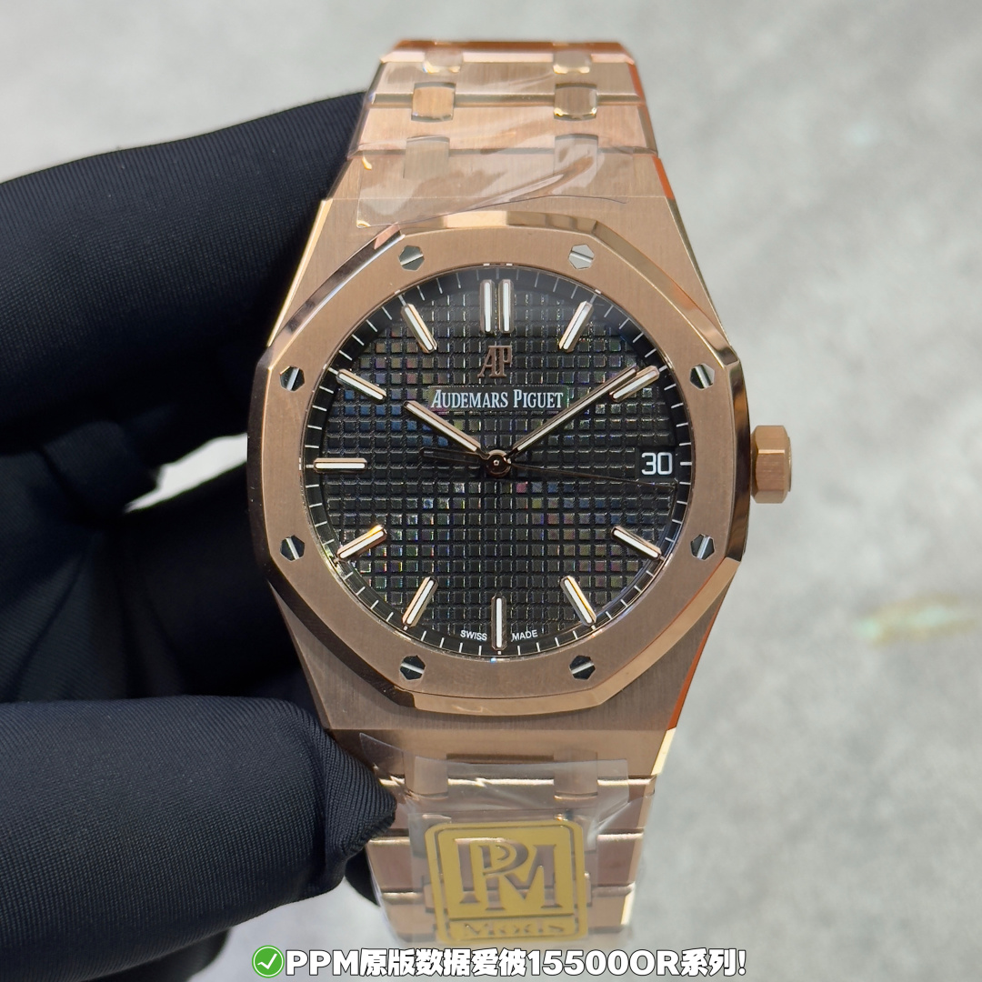 NO:822152,PPM genuine grade weight: A/15500/15510 Steel belt version: 240 grams - Royal Oak series 'counterweight version'!  [Core Selling Points] · Accurate weighting, unparalleled feel. Strictly follow the original weight standard, 240 grams for the steel strap model. The feel and balance on the hand are the same as the original, saying goodbye to the light texture. · Extreme craftsmanship, long-lasting watch strap adopts top-notch improved materials and coating technology, promising not to fade or peel, and will still be as bright as new after long-term wear. ·  Powerful core, precise and long-lasting, equipped with an integrated modified 3120/4302 movement, stable structure, accurate travel time, power reserve of up to 72 hours, no need to reset on weekends. · Details first, face the original · The lettering uses substitute grade characters, the checkered pattern is deep and clear, the color is full, and the texture is comparable to the original. · The hands are equipped with substitute grade hands, the luminous filling is even and full, the edges and corners are sharp, and the craftsmanship is exquisite. [Version Information] ·  Covering models, 15500, 15510 full-size mainstream styles. · The material is stainless steel case, with optional tape (168g) or steel belt (240g). · The movement configuration is an integrated modified 3120 movement (corresponding to etc.) / an integrated modified 4302 movement (corresponding to 15500/15510, etc.), with 72 hours of power.  PPM adheres to the concept of 'details determine success or failure'. This counterweighted version not only pursues the ultimate in vision, but also achieves comprehensive breakthroughs in wearing experience, durability and internal performance. It is a well-deserved quality ceiling in the current market. PPM is all original data and is produced with sincerity, so that what you get is not only a watch, but also a persistent pursuit of top craftsmanship.19860909PPM正版级重量:A/15500/15510 钢带版本:240克-皇家橡树系列“配重版”！【核心卖点】 · 精准配重,手感无双严格遵循原装重量标准,钢带款240克,上手坠感与平衡感与正品无二,告别轻飘质感. · 极致工艺,历久弥新表带采用顶级改良材质与镀层工艺,承诺绝不褪色、掉皮,经久佩戴依旧光亮如新. · 强劲内核,精准持久搭载一体改装3120/4302机芯,结构稳定,走时精准,动力储存达72小时,周末静置无需重调. · 细节至上,直面原装  · 字面采用代用级别字面,格纹深邃清晰,色泽饱满,质感媲美原装.  · 指针配备代用级别指针,夜光填充均匀饱满,棱角分明,工艺精湛.【版本信息】 · 涵盖型号、15500、15510 全尺寸主流款式. · 材质选择精钢表壳,搭配可选胶带（168g）或钢带（240g）. · 机芯配置一体改装3120机芯（对应等）/ 一体改装4302机芯（对应15500/15510等）,动力72小时. PPM秉承“细节定成败”的理念,此配重版不仅在视觉上追求极致,更在佩戴体验、耐用度和内在性能上实现全面突破,是当前市场当之无愧的品质天花板. PPM均为原装数据-精诚制作,让您所获得的不仅是一枚腕表,更是对顶级工艺的执着追求.,,Watch