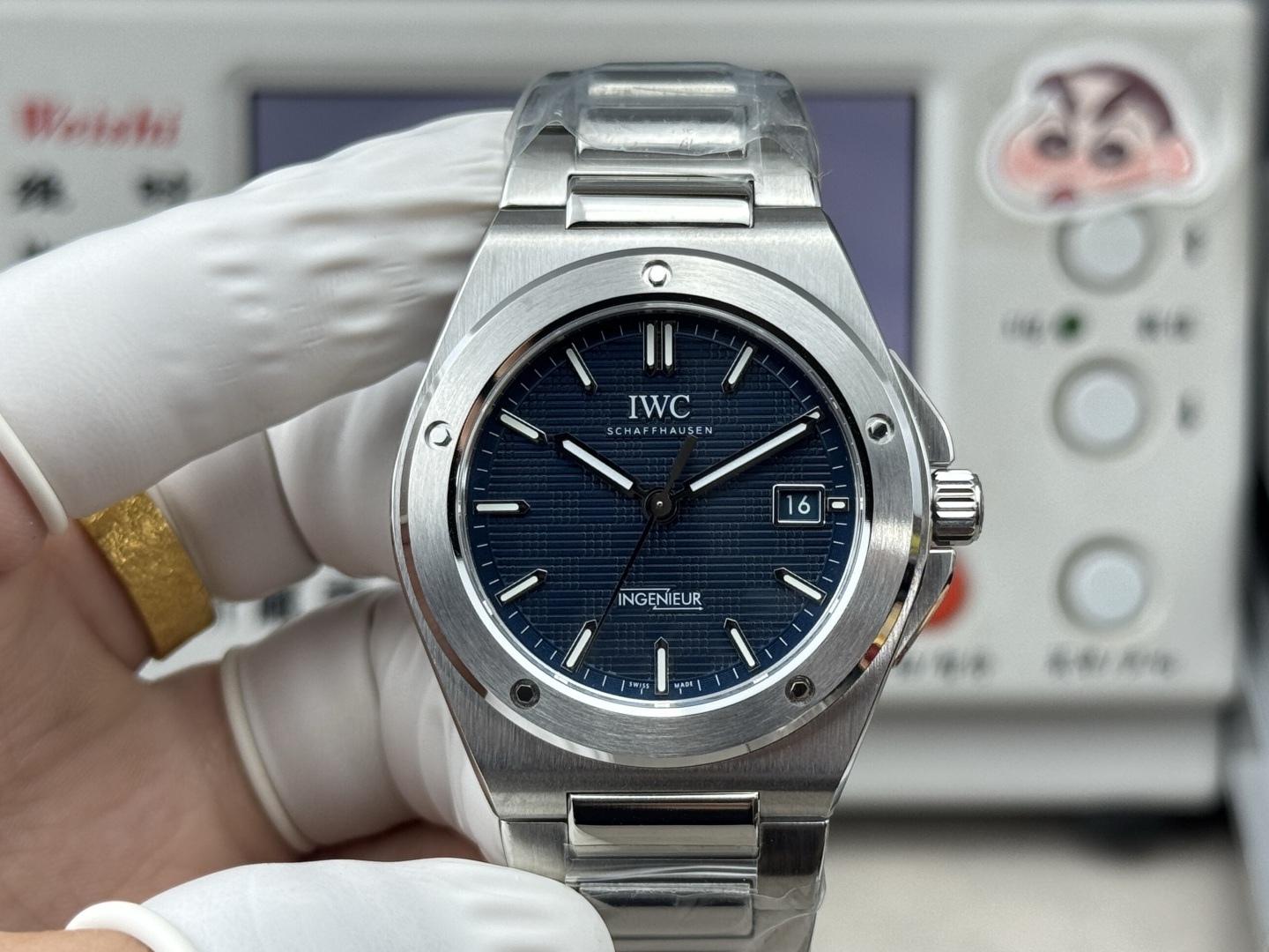NO:822157,CH·FACTORY IWC Engineer Automatic Watch 40 quick-release version has been fully upgraded, committed to creating the highest version of the engineer in the market, breaking through multi-layered technical bottlenecks, and striving for perfection!   1. Upgraded to the same quick-release strap device as the genuine product. The middle links of the strap are made of frosted fine steel straps and medium-beaded bright steel straps, synchronizing the details of the original version. 2. Solved the thickness problem, using the original imported 2892-modified 32111 fully automatic mechanical movement with a built-in anti-magnetic soft iron device to protect the watch from magnetic interference. The 40mm watch diameter, 10.7mm thickness, and 45.7mm longitudinal lug spacing are consistent with the original.  3. The plaid design of the dial has also been improved in all aspects. It is made by stamping and then galvanized. The green dial (blue-green) dial can show different colors under different lights!  4Each bottom cover is equipped with an independent code, one code for each watch!  ,,iwc19860909CH·FACTORY IWC万国工程师自动腕表40快拆版全面升级,致力打造市场最高版本工程师,突破多层技术瓶颈,力求完美！  1升级正品同款快拆表带装置,表带中间链节分别做了磨砂精钢带和中珠亮光两种,同步原版细节. 2解决了厚度问题,采用原装进口2892改32111全自动机械机芯内置防磁软铁装置,保护腕表不受磁力干扰,40mm表径,厚度10.7mm,45.7mm表耳纵向间距与正品一致. 3表盘格纹设计也做了全方面提升,由冲压制作后再做镀锌处理,绿盘（蓝绿色）表盘在不同光线下可呈现不同颜色！ 4每款底盖配备独立编码,一表一码！,,iwc,Watch