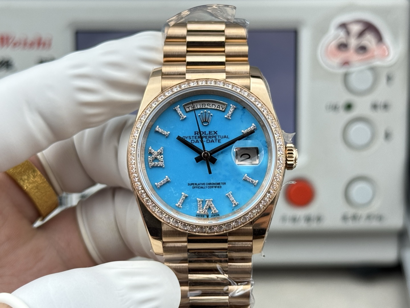 NO:859285,QH green aventurine, carnelian, turquoise, malachite series 36DD, real materials, can be disassembled and inspected, guaranteed to be made of natural raw stones, Rolex's new Oyster eretual Day-Date 36, showing the outstanding fashion taste of successful people!  In the list of top watch collections, (Oyster eretual Day-Date 36), there are three colorful designs with green aventurine, carnelian, and turquoise as surfaces, paired with Rolex’s classic head-shaped strap and a bezel set with 52 round diamonds.  The natural stone dial needs to cut the natural stone into extremely thin pieces (such as 0.4mm thickness), and undergo complicated processes such as selection. Since the natural stone is hard and easy to break, the processing is difficult and the scrap rate is high.,, rolex19860909QH绿色沙金石,红玉髓,绿松石,孔雀石系列36DD,真材实料,可拆检,保证天然原石制作,劳力士全新Oyster eretual Day-Date 36,展现成功人士的出众时尚品味！ 在顶级腕表收藏清单里,（Oyster eretual Day-Date 36）,三款分别以绿色砂金石、红玉髓、绿松石为表面的多彩设计,搭配劳力士经典元首型表带与镶嵌52颗圆形钻石的表圈, 天然石表盘需将天然石头切割成极薄的片状（如0.4mm厚度）,经挑选等复杂工序,由于是天然石矿质地坚硬且易破裂,加工难度大,报废率较高.,,rolex,Watch