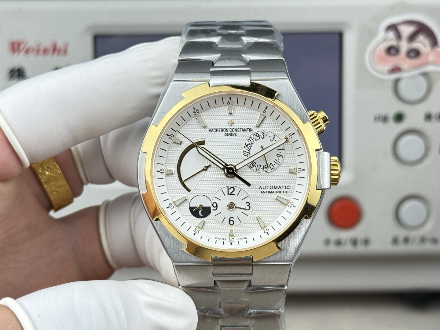 NO:944402,Vacheron Constantin Multi-Function Watch Produced by V+ Factory, Elegant Gentleman, Noble and Extraordinary, The Most Powerful Watch [Famous all over the world, among the world-famous watches] [Case] The watch size is 42mm  The lines are smooth and the shape is beautiful. It presents the same kingly style as the original [Technical Breakthrough] Uses the replica version of 1222-SC movement to perfectly integrate power display, day and night display, date and dual time zone functions. The soft iron anti-magnetic cover perfectly restores all the functions of the original. [Wonderful details] The breathable and soft imported fluorine rubber strap and the exquisite and elegant Maltese folding buckle perfectly integrate with the watch head.,vacheron19860909V+ Factory出品江诗丹顿 纵横四海多功能腕表 高雅绅士 尊贵非凡最强地表【名扬四海内 纵横表丛中】【表壳】腕表尺寸42mmX13.5mm 高辨识度的马耳他八齿形圈口经典非凡 难度异常 V+ Factory出品很好的还原其别具一格的浓烈特点 316L精钢壳套经过V+ Factory出品制表师的精心打磨 线条流畅 造型美观 呈现和原装一般的王者风范【技术突破】采用复刻版1222—SC型机芯 完美融合动力显示 昼夜显示 日期 和双时区等功能 软铁防磁盖 完美还原正品所有功能【精彩细节】透气而柔软的进口氟橡胶表带和精致典雅的马耳他式折叠扣完美与表头融,,vacheron,Watch
