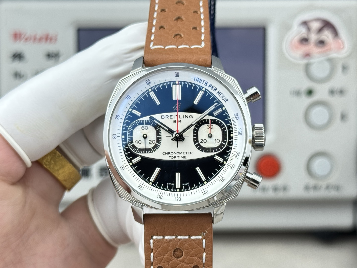 NO:859117,New product from Factory B01: Breitling To Time B0I Racing, size 38mm. This eclectic chronograph series was born in the 1960s, when the changes were turbulent. It was created by Willy Breitling inspired by motor sports and perfectly demonstrated the free and unrestrained spirit of that era. Today, the new To Time series of watches continues to exude that passion and excitement.  It combines modern retro design with cutting-edge performance. The pillow-shaped case, eye-catching tachymeter scale, and unique 'square-round' small dial are reminiscent of high-speed racing and split-second decision-making on the track. The center of the dial is decorated with the iconic 'surfboard' pattern. This oval design comes from the historical archives of To Time and is inspired by retro car dashboards.,,breitling19860909B01厂新品 : 百年灵To Time B0I Racing尺寸38mm 这个不拘一格的计时码表系列诞生于变革激荡的20世纪 60年代,由维利·百年灵(Willy Breitling)以赛车运 动为灵感打造,完美展现出那个时代的自由奔放精神. 如今全新To Time系列腕表继续焕发着那份热血激 情,将摩登复古设计与前沿性能尽皆融为一体,枕型表壳、醒目的测速刻度、独特的“方 圆形”小表盘,这些元素让人联想起赛道上的高速竞逐 和瞬息决策 表盘中央饰有标志性“冲浪板”图案,这 一椭圆形设计源自To Time历史档案,灵感汲取自复 古车仪表盘.,,breitling,Watch
