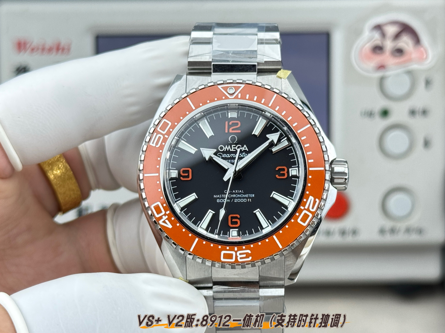 NO:859481,V2 version 8912 integrated movement (the hour hand is independently adjusted) VS V2 version Haima Ocean Universe V2 version makes a shocking debut!  It is modeled on the original and made from a 1:1 mold. The ceramic ring is fully crafted and is available in black/blue/orange. Every detail is reproduced in place, and the accessories can be matched with the original ones. Quality and practicality are both online. Hard-core configuration, the same as the inside and outside. The 8912 black balance wheel integrated movement has independent needle adjustment, stable travel time, restores the charm of the original movement, and the performance and appearance are synchronized. The titanium metal back cover restores Planet  Ocean seahorse embossed, exquisite texture, no different from the original. Imported luminous nails, super bright luminous effect, can be read clearly in the dark, deep sea level luminous experience. Fluorine rubber strap is soft and skin-friendly, waterproof and sweat-proof, suitable for diving and daily wear, and will not make you sweat for a long time. Three colors are available, suitable for multiple styles - the classic black circle is calm and versatile, can be used for commuting/diving - the deep blue circle of the ocean, with its own professional diving aura -  The vibrant orange ring is eye-catching and is the best choice for individual players. From deep-sea exploration to daily wear, this seahorse can be perfectly adapted to take you to experience the hard-core charm of Omega Planet Ocean!  ,,omega19860909V2版本8912一体机芯（时针独立调时） VS V2版本海马海洋宇宙V2版震撼登场！ 以原装为蓝本1:1开模打造,陶瓷圈工艺拉满,黑/蓝/橙三色可选,每一处细节都复刻到位,配件更可通配原装,质感与实用双在线.  硬核配置,表里如一  8912黑摆轮一体机芯 独立调针,走时稳定,还原原版机芯神韵,性能与外观同步对版.  钛金属对版后盖 还原Planet Ocean海马浮雕,质感细腻,与原装毫无差异.  进口夜光钉 夜光效果超亮对版,黑暗中也能清晰读时,深海级夜光体验.  氟橡胶表带 柔软亲肤,防水防汗,适配潜水与日常佩戴,久戴不闷汗. 三色齐发,适配多元风格 - 经典黑圈沉稳百搭,通勤/潜水皆可驾驭 - 深邃蓝圈海洋本色,自带专业潜水气场 - 活力橙圈亮眼吸睛,个性玩家的不二之选 从深海探索到日常穿搭,这款海马都能完美适配,带你感受欧米茄海洋宇宙的硬核魅力！,,omega,Watch