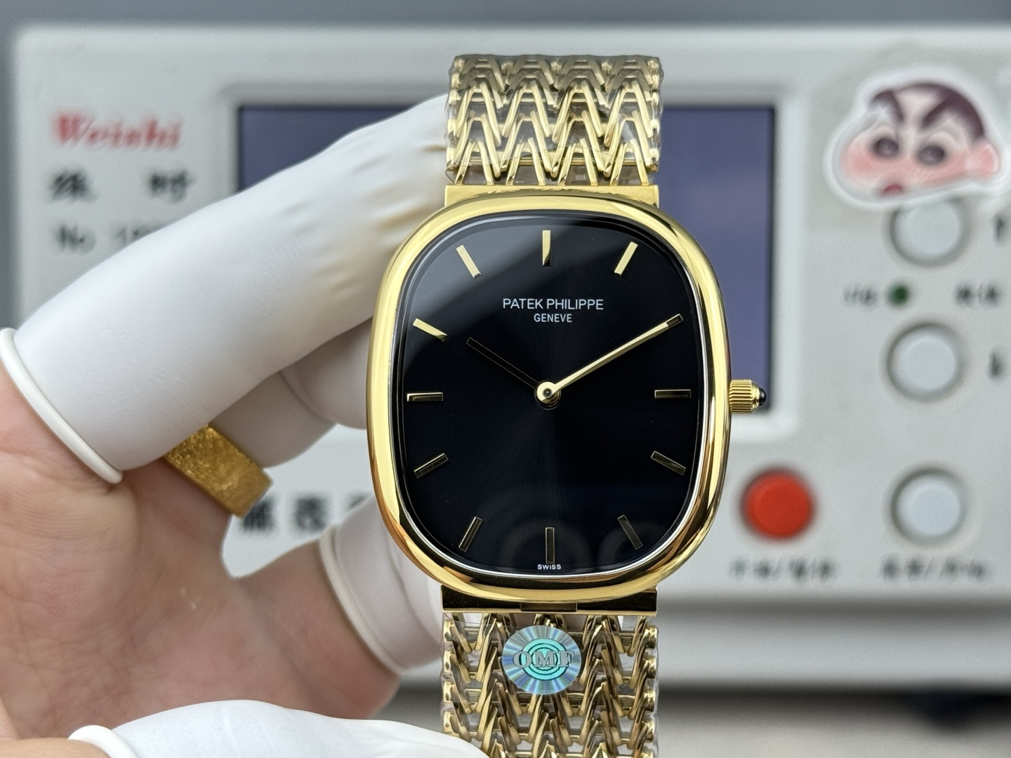 NO:882111,Patek Philippe's first Golden Ellipse debuts. Movement model: Imported self-winding movement. As one of the few oval-shaped watches from Patek Philippe, the Golden Ellipse series  It achieves the perfect unity of watch shape and elegant style. This shape that is round but not square is called a 'rounded rectangle'. The degree of roundness depends on the ratio of length to width and the size of the rounded arc. The width and length of the watch case adopt the ratio of the golden section, so the shape ratio is quite perfect, and the appearance is simple and clear. Although it is low-key in many series, it is also luxurious. Craftsmanship to create V5 upgraded version allows you to have a different style.,,patek philippe,gold19860909百达翡丽第一只Golden Ellipse粉墨登场 机芯型号 进口自动上链机芯, 作为百达翡丽为数不多椭圆形腕表的Golden Ellipse系列 实现了腕表造型与优雅风尚的完美统一,这种似圆非方的形状我们称之为”圆角矩形“,圆润程度取决于长宽的比例和圆角弧度的大小.表壳宽度与长度采用了黄金分割的比例,因此形状比例颇为完美,外形也简洁明净,在众多系列中虽为低调,却也奢华.匠心营造 V5升级版 让你拥有不一样的风格.,,patek philippe,gold,Watch