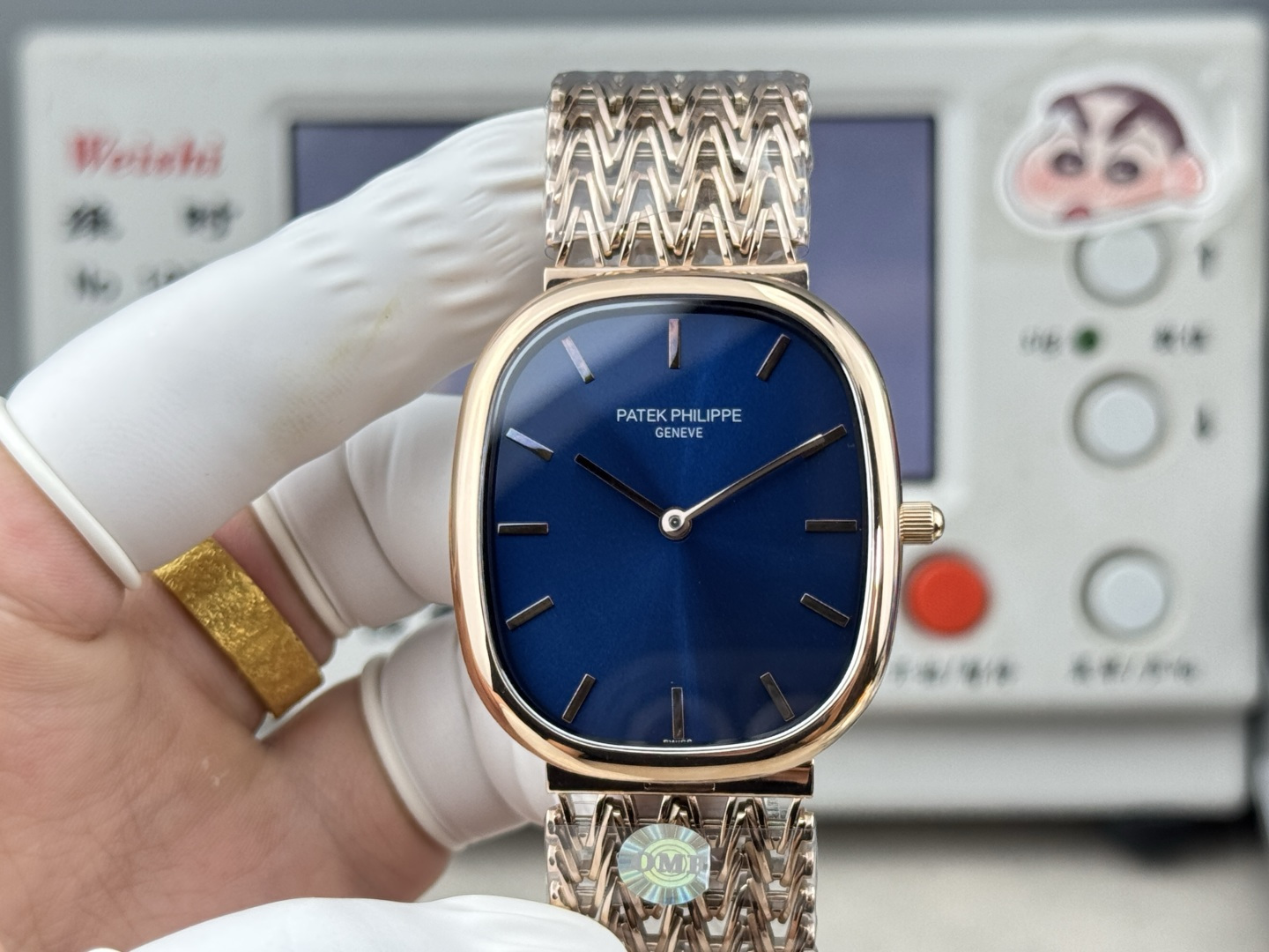 NO:882119,Patek Philippe's first Golden Ellipse debuts. Movement model: Imported self-winding movement. As one of the few oval-shaped watches from Patek Philippe, the Golden Ellipse series  It achieves the perfect unity of watch shape and elegant style. This round-but-not-square shape is what we call a 'rounded rectangle'. The degree of roundness depends on the ratio of length to width and the size of the rounded arc. The width and length of the watch case adopt the ratio of the golden section, so the shape ratio is quite perfect, and the appearance is simple and clear. Although it is low-key in many series, it is also luxurious. Craftsmanship to create the V5 upgraded version allows you to have a different style.,, patek philippe, gold19860909百达翡丽第一只Golden Ellipse粉墨登场 机芯型号 进口自动上链机芯, 作为百达翡丽为数不多椭圆形腕表的Golden Ellipse系列 实现了腕表造型与优雅风尚的完美统一,这种似圆非方的形状我们称之为'圆角矩形',圆润程度取决于长宽的比例和圆角弧度的大小.表壳宽度与长度采用了黄金分割的比例,因此形状比例颇为完美,外形也简洁明净,在众多系列中虽为低调,却也奢华.匠心营造 V5升级版 让你拥有不一样的风格.,,patek philippe,gold,Watch