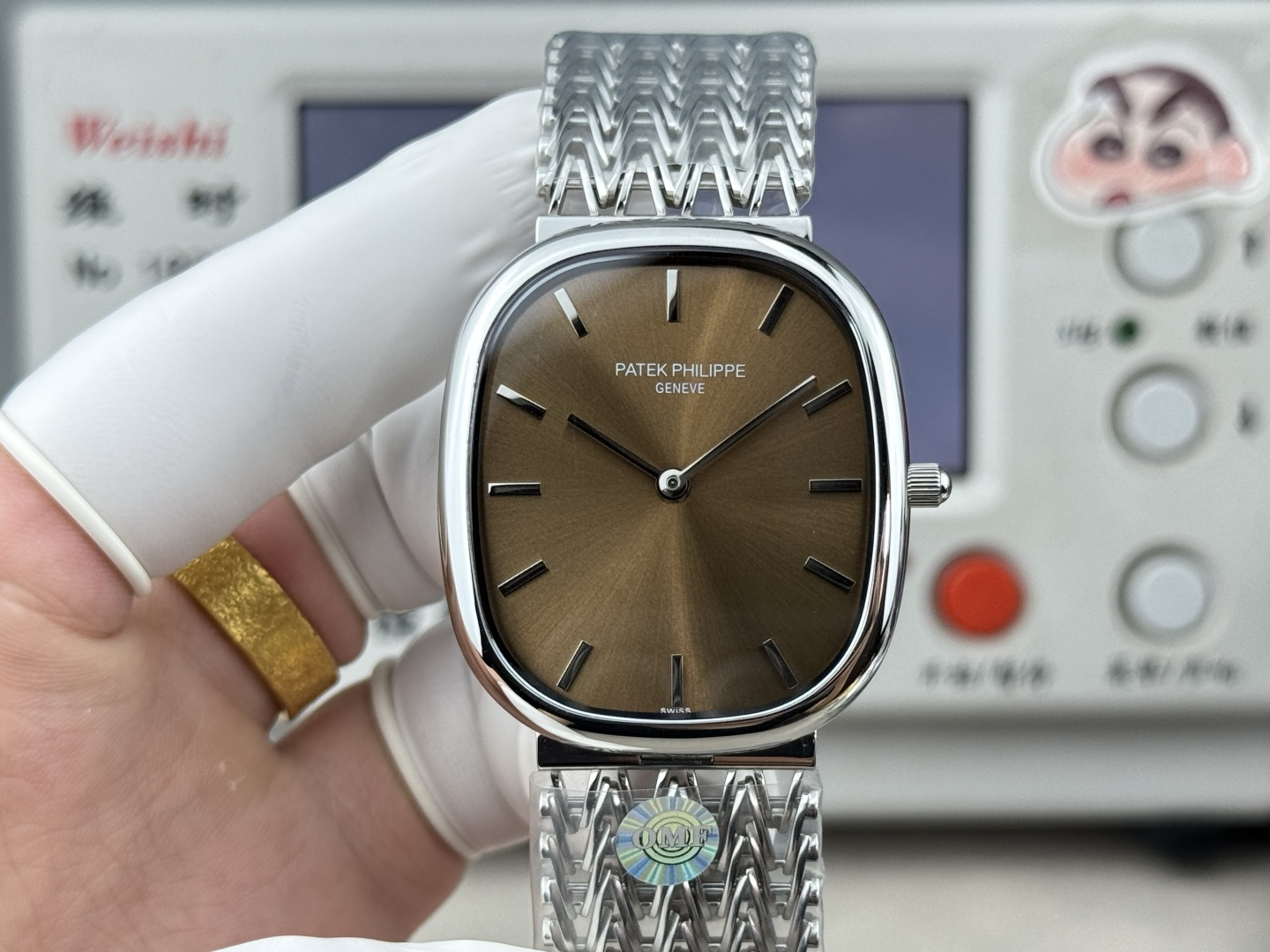 NO:882126,Patek Philippe's first Golden Ellipse debuts. Movement model: Imported self-winding movement. As one of the few oval-shaped watches from Patek Philippe, the Golden Ellipse series  It achieves the perfect unity of watch shape and elegant style. This shape that is round but not square is called a 'rounded rectangle'. The degree of roundness depends on the ratio of length to width and the size of the rounded arc. The width and length of the watch case adopt the ratio of the golden section, so the shape ratio is quite perfect, and the appearance is simple and clear. Although it is low-key in many series, it is also luxurious. Craftsmanship to create V5 upgraded version allows you to have a different style.,,patek philippe,gold19860909百达翡丽第一只Golden Ellipse粉墨登场 机芯型号 进口自动上链机芯, 作为百达翡丽为数不多椭圆形腕表的Golden Ellipse系列 实现了腕表造型与优雅风尚的完美统一,这种似圆非方的形状我们称之为”圆角矩形“,圆润程度取决于长宽的比例和圆角弧度的大小.表壳宽度与长度采用了黄金分割的比例,因此形状比例颇为完美,外形也简洁明净,在众多系列中虽为低调,却也奢华.匠心营造 V5升级版 让你拥有不一样的风格.,,patek philippe,gold,Watch