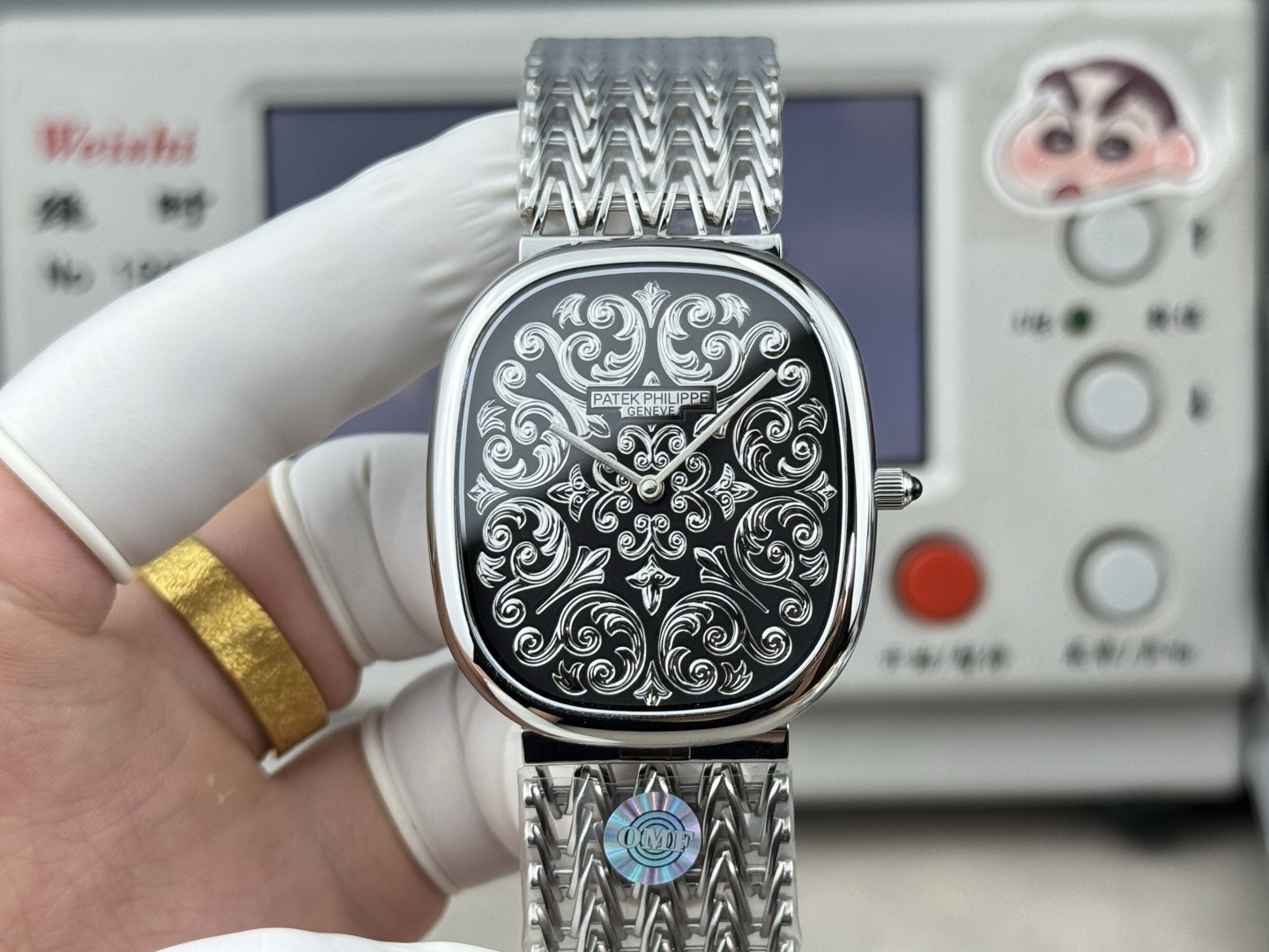NO:882090,Specially recommended new Patek Philippe's first Golden Ellipse series/51G-001 1/51G-001 is an impressive watch. It demonstrates Patek Philippe's professional technology and excellent craftsmanship in manufacturing high-end watches. It is a watch with great aesthetic value and is worthy of collection and appreciation. 2. The watch case is made of stainless steel to achieve the perfect unity of watch shape and elegance. This round-but-not-square shape is what we call a 'rounded rectangle'. The degree of roundness depends on the ratio of length to width and the size of the rounded arc. The width and length of the watch case adopt the ratio of the golden section, so the shape ratio is quite perfect. 3. The movement adopts an automatic winding ultra-thin movement, with a big heart, long power, stable travel time, and no after-sales worries. 4. Made of white gold, with a unique dial, the elegant design is reinterpreted with rare craftsmanship. Grooves are made on the 18K white gold dial, and Grand Feu black enamel is filled in them using the infill enamel process. Then the arabesque pattern is completely hand-carved in the protruding white area. The final result is a dial as exquisite as a work of art. This model is quite time-consuming and the OMF factory is dedicated to researching it in limited quantities. 5 The strap has a customized curved tail, exquisite workmanship, and delicate hemming, showing the style of a big-name brand. It is matched with the original custom-made oval pin buckle. The strap, buckle, and case echo the ingenuity of the work. It is a classic worth owning. Made by OMF factory, you can have a different style. Please appreciate it and play with it.,, patek philippe, gold19860909特别推荐新品百达翡丽第一只Golden Ellipse系列/51G-001 1/51G-001 是一款令人印象深刻的手錶,她展現了百達翡麗在製造高級腕錶方面的專業技術和卓越工藝,是極具美學價值的手錶,值得收藏和欣賞. 2表壳采用精钢表壳实现了腕表造型与优雅风尚的完美统一,这种似圆非方的形状我们称之为'圆角矩形',圆润程度取决于长宽的比例和圆角弧度的大小.表壳宽度与长度采用了黄金分割的比例,因此形状比例颇为完美. 3机芯采用自动上链超薄机芯,大心脏,长动力,走时稳定,无售后忧虑. 4白金材質,搭配別出心裁的錶盤,以珍稀手工藝重釋典雅設計,在18K白金錶盤上製作凹槽,並使用內填琺瑯工藝在其中填充大明火黑色琺瑯.然後在凸出的白色區域內完全以手工雕刻出藤蔓花紋圖案.最終呈現猶如藝術品般精美的錶盤,此款字面比较费时OMF厂专心研究数量有限 5表带定制尾部弧形,做工精致,包边细腻,尽显大牌风范,搭配原厂定制椭圆形针扣.表带,表扣,表壳相呼应匠心之作 经典之作 值得拥有 OMF厂制作让你拥有不一样的风格 敬请广大表友鉴赏把玩.,,patek philippe,gold,Watch