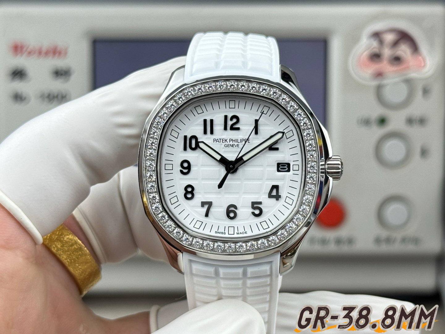 NO:946083,GR upgrade v2 version is coming!  Patek Philippe Grenade AQUANAUT series mechanical watches, series!  The bold design of the grenade shape shows the dynamic and fashionable charm of the wrist timepiece. It also highlights the exploration spirit of men and women who yearn for distant places, without losing its elegance and refinement, highlighting the temperament of a sports watch. 1. The watch case still retains the rounded octagonal appearance and is made of 904 stainless steel. It is polished and polished to show a more exquisite and gorgeous design style. The material is sturdy and durable, with a diameter of 38.8mm.  2. The crown is also made of fine steel. The screw-in design ensures the waterproof performance of the watch. The anti-slip texture design ensures that the watch can accurately adjust the time, ensuring that every watch is 100% waterproof. 3. The tapes are made of the same natural 'Tropical' composite rubber material. The waterproof watch strap shows the advantages of composite materials and is comfortable to wear. It is extremely resistant to abrasion, abrasion, seawater corrosion and ultraviolet radiation.  4. A perfect clone of Aquanaut’s classic folding clasp, even the very small corners are chamfered to ensure a restored sense of comfort. [Dial Pointers] 1. The dial and hands adopt a consistent luminous effect. The dial is designed with inspiration from the earth’s network, with a relief pattern on the bottom and clear layers, all consistent with the look and feel.  2. The dial scales all use three-dimensional Arabic numerals. Each three-dimensional time scale is handmade. The time scales and hands are coated with the same Superluminova luminous coating. The time can be easily read even in the dark. 3. The calendar window of each watch must be horizontally aligned without deflection and obstruction. [Movement]  1. The movement adopts the exclusive upgraded and customized Cal. Imported 330SC movement, which has super stable quality and a power reserve of up to about 55 hours, basically guaranteeing zero failure. 2. The movements are all finely engraved, clear and not worn, and the texture is the ultimate. GR factory craftsmanship spirit, focusing on quality!  ,,patek philippe19860909GR升级v2版本来袭！ 百达翡丽手雷AQUANAUT系列机械腕表,系列！产品以手雷形状大胆的设计,展现腕间时计的动感时尚魅力,也彰显了男士与女士向往远方的探索精神,又不失典雅精致,凸显运动腕表的气质. 1.表壳依旧保留圆润的八角形外观,采用904精钢材质打造而成,经抛光润饰,更显精美华丽的设计风格,材质坚固耐用,直径38.8mm 2.表冠同样采用精钢材质打造而成,旋入式设计保证腕表防水性能,防滑纹理样式设计保证腕表可以精准校时,保证每一只腕表都做到百分百防水测试. 3.胶带均采用与一致的天然“Tropical”复合橡胶材质,防水表带尽显复合材质的优势佩戴舒适,极其耐磨擦、耐磨损、耐海水腐蚀且抗紫外线辐射. 4.完美克隆Aquanaut经典式折叠式表扣,即使在非常细小的拐角处上也做有倒角润饰,确保还原般的舒适感.【表盘指针】 1.表盘及指针均采用一致的夜光效果,表盘以地球网络状灵感设计,底部浮雕图案,层次分明,均与一致观感. 2.表盘刻度均与一致采用立体阿拉伯数字时标,每个立体时标刻度是纯手工制作而成,时标和指针上都涂了一致Superluminova夜光涂层,即使在黑暗中也可以轻松读取时间. 3.日历窗口每一只腕表做到水平正位,不出现偏斜遮挡.【机芯】 1.机芯采用独家升级定制的Cal.进口改330SC机芯,质量超级稳定,动力储时长达55小时左右,基本做到零故障的保障. 2.机芯全部精雕刻字,清晰不磨损,纹理做到极致.  GR工厂匠工精神,专注品质！,,patek philippe,Watch