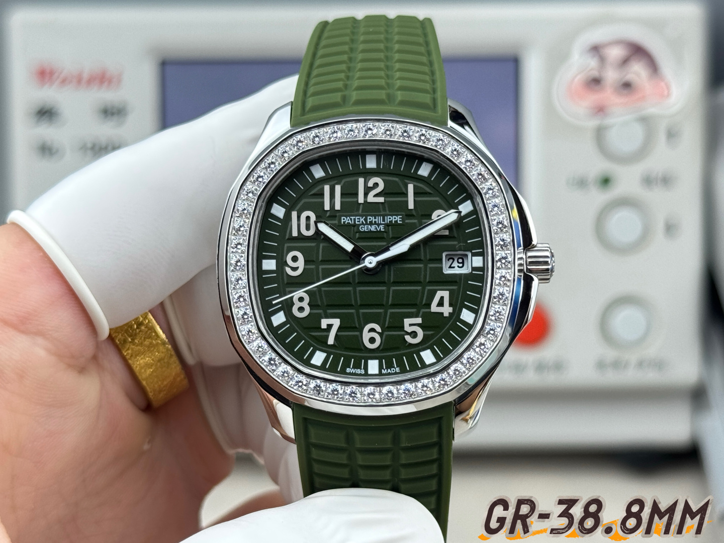 NO:946073,GR upgrade v2 version is coming!  Patek Philippe Grenade AQUANAUT series mechanical watches, series!  The bold design of the grenade shape shows the dynamic and fashionable charm of the wrist timepiece. It also highlights the exploration spirit of men and women who yearn for distant places, without losing its elegance and refinement, highlighting the temperament of a sports watch. 1. The watch case still retains the rounded octagonal appearance and is made of 904 stainless steel. It is polished and polished to show a more exquisite and gorgeous design style. The material is sturdy and durable, with a diameter of 38.8mm.  2. The crown is also made of fine steel. The screw-in design ensures the waterproof performance of the watch. The anti-slip texture design ensures that the watch can accurately adjust the time, ensuring that every watch is 100% waterproof. 3. The tapes are made of the same natural 'Tropical' composite rubber material. The waterproof watch strap shows the advantages of composite materials and is comfortable to wear. It is extremely resistant to abrasion, abrasion, seawater corrosion and ultraviolet radiation.  4. A perfect clone of Aquanaut’s classic folding clasp, even the very small corners are chamfered to ensure a restored sense of comfort. [Dial Pointers] 1. The dial and hands adopt a consistent luminous effect. The dial is designed with inspiration from the earth’s network, with a relief pattern on the bottom and clear layers, all consistent with the look and feel.  2. The dial scales all use three-dimensional Arabic numerals. Each three-dimensional time scale is handmade. The time scales and hands are coated with the same Superluminova luminous coating. The time can be easily read even in the dark. 3. The calendar window of each watch must be horizontally aligned without deflection and obstruction. [Movement]  1. The movement adopts the exclusive upgraded and customized Cal. imported modified 330SC movement. The quality is super stable and the power reserve is about 55 hours, basically ensuring zero failure. 2. The movements are all finely engraved, clear and not worn, and the texture is perfect. The craftsmanship spirit of the GR factory focuses on quality.,,patek philippe19860909GR升级v2版本来袭！ 百达翡丽手雷AQUANAUT系列机械腕表,系列！产品以手雷形状大胆的设计,展现腕间时计的动感时尚魅力,也彰显了男士与女士向往远方的探索精神,又不失典雅精致,凸显运动腕表的气质. 1.表壳依旧保留圆润的八角形外观,采用904精钢材质打造而成,经抛光润饰,更显精美华丽的设计风格,材质坚固耐用,直径38.8mm 2.表冠同样采用精钢材质打造而成,旋入式设计保证腕表防水性能,防滑纹理样式设计保证腕表可以精准校时,保证每一只腕表都做到百分百防水测试. 3.胶带均采用与一致的天然“Tropical”复合橡胶材质,防水表带尽显复合材质的优势佩戴舒适,极其耐磨擦、耐磨损、耐海水腐蚀且抗紫外线辐射. 4.完美克隆Aquanaut经典式折叠式表扣,即使在非常细小的拐角处上也做有倒角润饰,确保还原般的舒适感.【表盘指针】 1.表盘及指针均采用一致的夜光效果,表盘以地球网络状灵感设计,底部浮雕图案,层次分明,均与一致观感. 2.表盘刻度均与一致采用立体阿拉伯数字时标,每个立体时标刻度是纯手工制作而成,时标和指针上都涂了一致Superluminova夜光涂层,即使在黑暗中也可以轻松读取时间. 3.日历窗口每一只腕表做到水平正位,不出现偏斜遮挡.【机芯】 1.机芯采用独家升级定制的Cal.进口改330SC机芯,质量超级稳定,动力储时长达55小时左右,基本做到零故障的保障. 2.机芯全部精雕刻字,清晰不磨损,纹理做到极致.  GR工厂匠工精神,专注品质.,,patek philippe,Watch