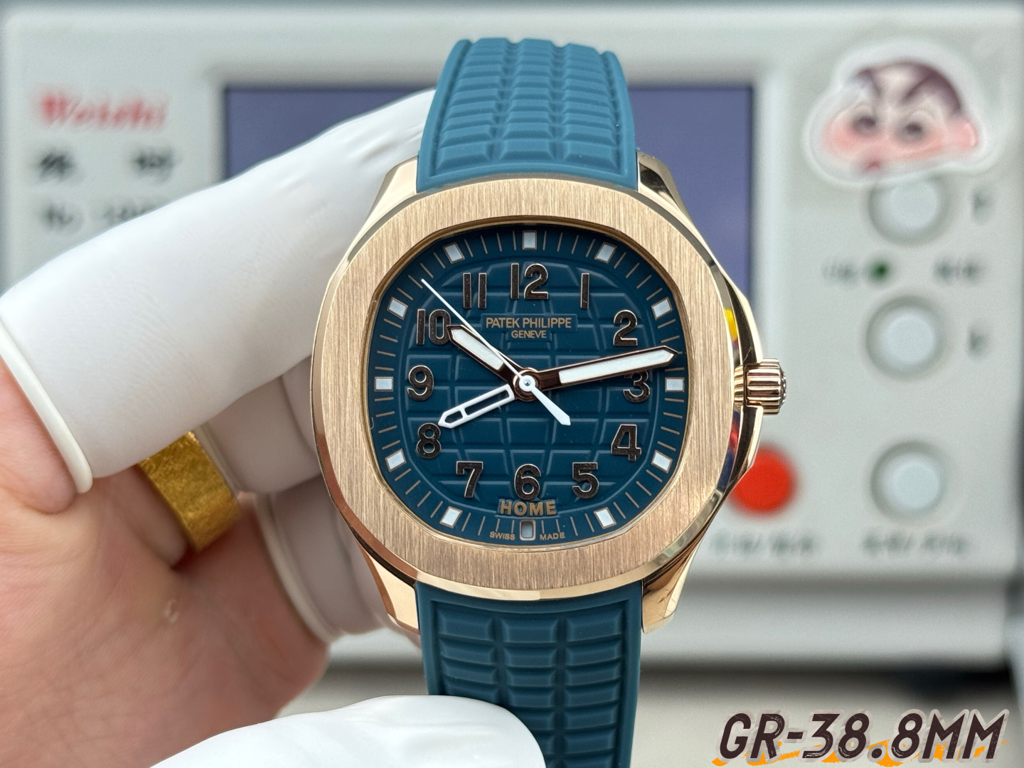NO:946062,GR upgrade v2 version is coming!  Patek Philippe Grenade AQUANAUT series mechanical watches, series!  The bold design of the grenade shape shows the dynamic and fashionable charm of the wrist timepiece. It also highlights the exploration spirit of men and women who yearn for distant places, without losing its elegance and refinement, highlighting the temperament of a sports watch. 1. The watch case still retains the rounded octagonal appearance and is made of 904 stainless steel. It is polished and polished to show a more exquisite and gorgeous design style. The material is sturdy and durable, with a diameter of 38.8mm.  2. The crown is also made of fine steel. The screw-in design ensures the waterproof performance of the watch. The anti-slip texture design ensures that the watch can accurately adjust the time, ensuring that every watch is 100% waterproof. 3. The tapes are made of the same natural 'Tropical' composite rubber material. The waterproof watch strap shows the advantages of composite materials and is comfortable to wear. It is extremely resistant to abrasion, abrasion, seawater corrosion and ultraviolet radiation.  4. A perfect clone of Aquanaut’s classic folding clasp, even the very small corners are chamfered to ensure a restored sense of comfort. [Dial Pointers] 1. The dial and hands adopt a consistent luminous effect. The dial is designed with inspiration from the earth’s network, with a relief pattern on the bottom and clear layers, all consistent with the look and feel.  2. The dial scales all use three-dimensional Arabic numerals. Each three-dimensional time scale is handmade. The time scales and hands are coated with the same Superluminova luminous coating. The time can be easily read even in the dark. 3. The calendar window of each watch must be horizontally aligned without deflection and obstruction. [Movement]  1. The movement adopts the exclusive upgraded and customized Cal. Imported 330SC movement, which has super stable quality and a power reserve of up to about 55 hours, basically guaranteeing zero failure. 2. The movements are all finely engraved, clear and not worn, and the texture is the ultimate. GR factory craftsmanship spirit, focusing on quality!  ,,patek philippe19860909GR升级v2版本来袭！ 百达翡丽手雷AQUANAUT系列机械腕表,系列！产品以手雷形状大胆的设计,展现腕间时计的动感时尚魅力,也彰显了男士与女士向往远方的探索精神,又不失典雅精致,凸显运动腕表的气质. 1.表壳依旧保留圆润的八角形外观,采用904精钢材质打造而成,经抛光润饰,更显精美华丽的设计风格,材质坚固耐用,直径38.8mm 2.表冠同样采用精钢材质打造而成,旋入式设计保证腕表防水性能,防滑纹理样式设计保证腕表可以精准校时,保证每一只腕表都做到百分百防水测试. 3.胶带均采用与一致的天然“Tropical”复合橡胶材质,防水表带尽显复合材质的优势佩戴舒适,极其耐磨擦、耐磨损、耐海水腐蚀且抗紫外线辐射. 4.完美克隆Aquanaut经典式折叠式表扣,即使在非常细小的拐角处上也做有倒角润饰,确保还原般的舒适感.【表盘指针】 1.表盘及指针均采用一致的夜光效果,表盘以地球网络状灵感设计,底部浮雕图案,层次分明,均与一致观感. 2.表盘刻度均与一致采用立体阿拉伯数字时标,每个立体时标刻度是纯手工制作而成,时标和指针上都涂了一致Superluminova夜光涂层,即使在黑暗中也可以轻松读取时间. 3.日历窗口每一只腕表做到水平正位,不出现偏斜遮挡.【机芯】 1.机芯采用独家升级定制的Cal.进口改330SC机芯,质量超级稳定,动力储时长达55小时左右,基本做到零故障的保障. 2.机芯全部精雕刻字,清晰不磨损,纹理做到极致.  GR工厂匠工精神,专注品质！,,patek philippe,Watch
