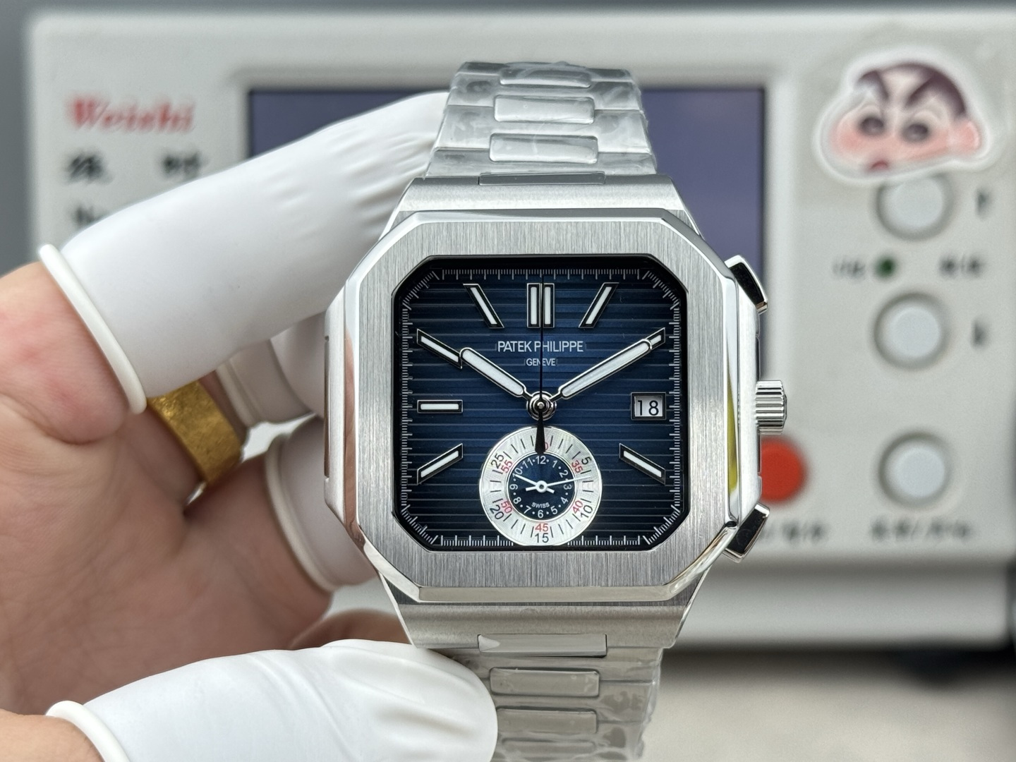 NO:944424,3K's exclusive Nautilus TV took 14 months to develop, with real functions and seconds!  3K Factory shockingly launches the V1 version of the Patek Philippe Nautilus/1A-014 multi-function chronograph watch, with real small seconds and real functions!  [Case] The size of the watch is 44 mm. The pillow-shaped case, which is the same as the original, adopts a combination of two processes: front brushing and side polishing. It has a clear sense of layering and full texture. It shows exquisite craftsmanship. [Strap] It is made with the original strap one to one, and the middle part of each strap is  The central polished part can show the shape of a diamond, showing a high-end texture. [Movement] 3K factory uses a customized version of PP.CH28-movement, which perfectly restores the original, hours, minutes, seconds, date, and chronograph large seconds functions. 3K ingenious work, welcome all watch friends to appreciate it!  ,,patek philippe198609093K独家鹦鹉螺电视机,耗时14个月研发,真功能,真小秒！3K工厂震撼推出——百达翡丽鹦鹉螺/1A-014多功能计时腕表V1版本,真小秒、真功能！【表壳】腕表尺寸44毫米,同正品一致的枕型表壳采用正面拉丝,侧面抛光的两种工艺组合,层次感分明,质感十足.尽显精湛工艺.【表带】采用原装表带一比一量身打造,每节表带的中央抛光部位,都能呈现钻石的形状,尽显高级质感.【机芯】3K厂采用定制版PP.CH28-机芯,完美还原正品,时分秒,日期,和计时大秒功能.3K匠心之作,欢迎各位表友品鉴！,,patek philippe,Watch