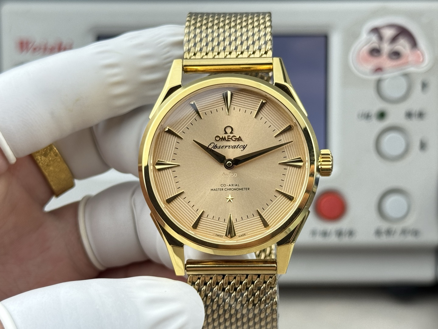 NO:924286,1. V+Factory Launches OMEGA Constellation Collection (Market First Release) OMEGA Constellation Collection (Market First Release) 2. Case diameter 39.4mm, a dress watch size perfect for both men and women 3. Au logo printed on the dial, double polished with full shell polishing and brushing, sharp edges and corners  bears Au marking; the whole case features dual polish & satin brushing finishing with crisp angular contours 4. Signature 3D curved lugs, abandoning the classic four-claw design of traditional Constellation watches 5. Glossy navy blue alligator leather strap, matched with a new polished pin buckle crafted from the same precious metal 6.  The movement base plate is decorated with OMEGA’s iconic star grain finishing. The transparent case back fully showcases the decorated modified movement: Cal.2824 modified to mimic Cal.8914 / Luxe automatic winding movement 7. Choose V+ for exclusive premium  craftsmanship,,tom ford,miumiu,omega,crocodile skin198609091. V+Factory推出欧米茄星座系列(市场首发)送送送皮带款送钢带,钢带款送皮带 V+Factory Launches OMEGA Constellation Collection (Market First Release) 2. 表径39.4mm,男女均可驾驭的正装尺寸 Case diameter 39.4mm, a dress watch size perfect for both men and women 3. 盘面印有Au标识,全壳抛光+拉丝双重打磨,棱角分明 The dial bears Au marking; the whole case features dual polish & satin brushing finishing with crisp angular contours 4. 标志性立体弯折表耳,摒弃传统星座四爪 Signature 3D curved lugs, abandoning the classic four-claw design of traditional Constellation watches 5. 深蓝色亮面鳄鱼皮表带,搭配同贵金属抛光新款针扣 Glossy navy blue alligator leather strap, matched with a new polished pin buckle crafted from the same precious metal 6. 机芯底板饰欧米茄经典星纹打磨,透底表背完整观赏雕花机芯2824改8914.Luxe自动上链机芯 The movement base plate is adorned with OMEGA’s iconic star grain finishing. The transparent case back fully showcases the decorated modified movement: Cal.2824 modified to mimic Cal.8914 / Luxe automatic winding movement 7. 认准V+独家品质 Choose V+ for exclusive premium craftsmanship,,tom ford,miumiu,omega,crocodile skin,Watch