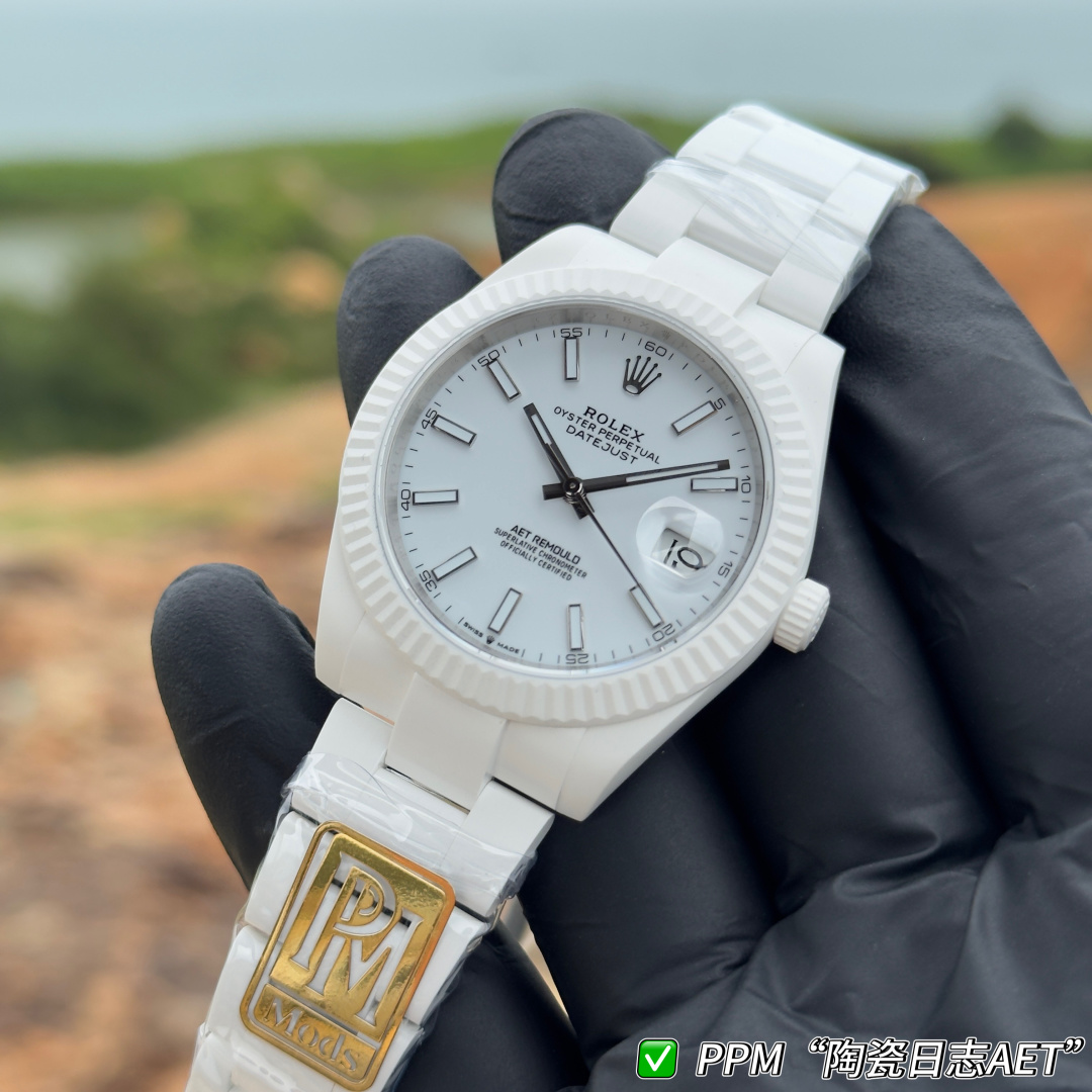 NO:944093,ROLEX Logbook AET REMOULD 41mm all-ceramic Datejust, made of delicate matte white ceramic, has an invincible texture, is ultra-light to handle, and has no heavy feeling of metal. The pure appearance contains the beauty of the structure. The seemingly simple design actually contains the ingenuity of the craftsmen. The new dial uses color to interpret the impression of the city, and the sunray design adds visual depth, presenting multiple levels of subtleties.  PPM launches the ceramic version of Datejust this time with five dial colors to choose from: classic green, cherry blossom red, ivory white, Tiffany blue, navy blue... The dial is gentle and romantic, showing a delicate luster under the light. It uses the original integrated movement, classic date window and Oyster buckle, full of details, which not only retains the essence of Rolex, but also injects new vitality.,,tiffany,rolex19860909ROLEX 日志AET REMOULD 41mm全陶瓷日志型,细腻的哑光白陶瓷,质感无敌,上手超轻盈,完全没有金属的厚重感.纯净外观蕴含的结构之美 看似简约的设计实则蕴含工匠的巧思.新品表盘以色彩诠释城市印象,太阳纹设计更添视觉深度,呈现多重层次的精妙之处. PPM此次推出陶瓷版本日志型有五个表盘颜色可选:经典绿、樱花红、象牙白、蒂芙尼蓝、藏青… 表盘温柔又浪漫,在光线下呈现出细腻的光泽,采用原装一体机芯,经典的日期窗和蚝式表扣,细节拉满,既保留了劳力士的精髓,又注入了全新的活力.,,tiffany,rolex,Watch