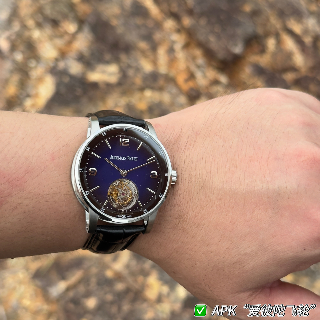 NO:944101,The new Audemars Piguet True Tourbillon CODE11.59 series 26396 men's watch!  A perfect and personalized experience!  1 diameter 42MM!  The surface glass is made of crystal sapphire glass. 2 is equipped with Cal. fully automatic tourbillon movement with a power reserve of 60 hours!  3. The watch straps are made of imported Italian calfskin and canvas straps!  3The watch case is made of 316L fine steel, and the entire case is processed with high-precision CNC, and the density is consistent with the original!  4. The surface is made of aventurine enamel dial, and the overall color is perfectly presented according to the original color!  5-piece shell set with ring opening, shell and bottom cover. The overall angle perfectly reflects the drawing process and the fusion of quality and beauty!  ,,audemars,cowhide19860909新款爱彼真陀飞轮CODE11.59系列26396男士腕表！完美与个性的体验！ 1直径42MM！表面玻璃采用水晶蓝宝石玻璃. 2搭载Cal.全自动陀飞轮机芯,动力储存60小时！ 3表带采用进口意大利小牛皮以及帆布皮带可选！ 3表壳采用316L精钢材质,整壳CNC高精准处理,密度与原装吻合！ 4表面采用砂金石珐琅表盘 整体按照原装颜色完美呈现！ 5壳套分圈口.壳.底盖三件套,整体角度完美体现拉丝工艺,品质与美的融合！,,audemars,cowhide,Watch