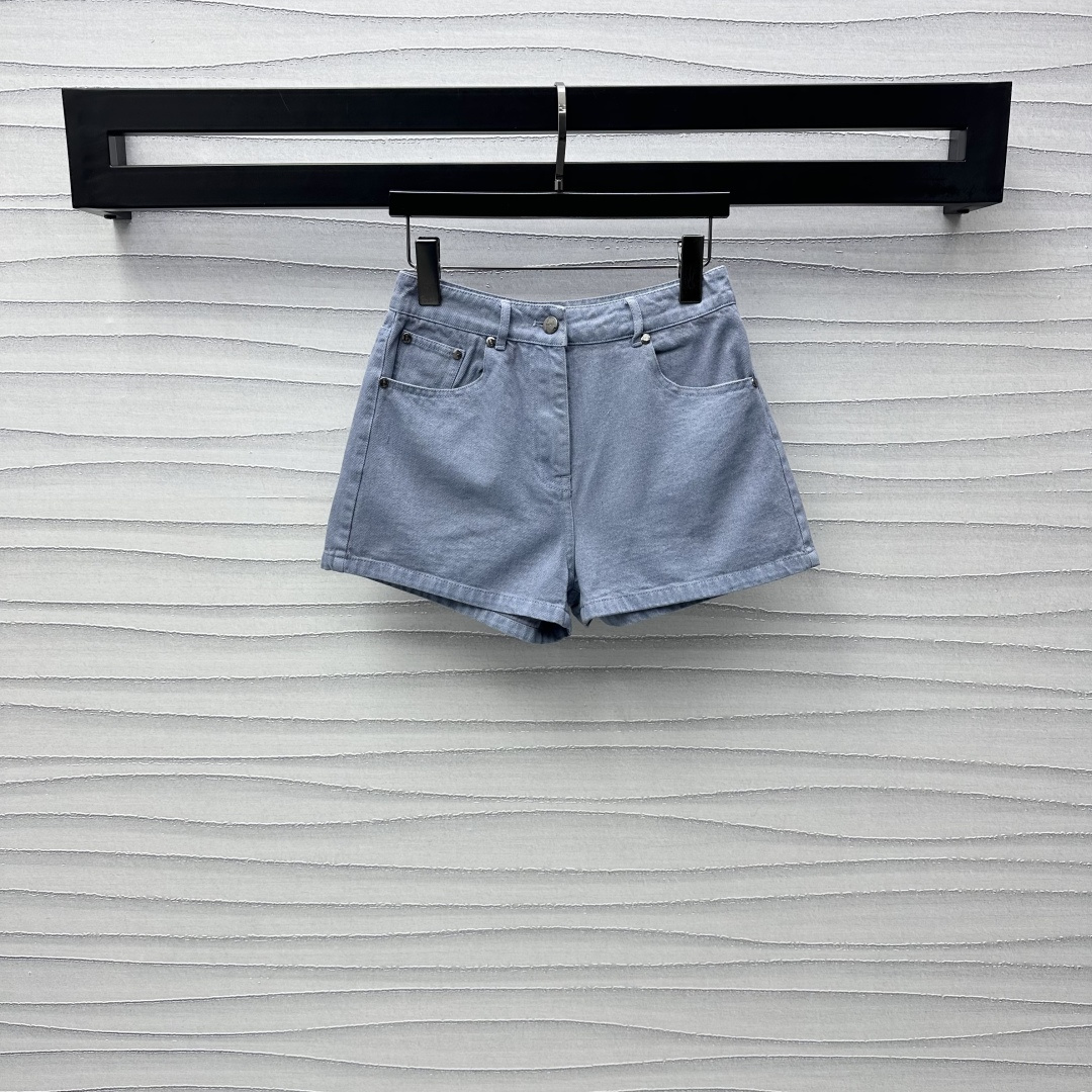 NO:309683,Embossed denim shorts with 240Fend* new product, customized YB imported twill cotton denim material, multiple washes, white and haze blue, soft and elastic, high waist buckle double-in-pocket style design, add layered look, matched with the embossed letter logo embossed in the back hip pocket, highlight the brand tone, surface auxiliary material development, loose leg hip shorts tailored, can be matched with the same series of shirt jackets, fashionable temperament of the upper body, series development, high version, fendi, shorts, jackets & coats, alexander wang19860909配240Fend*新品上架压花牛仔短裤 定制YB进口斜纹棉牛仔材质 多重水洗 呈现氛围显白雾霾蓝 柔软弹力 高腰系扣双插兜版型设计 增添造型层次感 搭配后臀口袋压花字母徽标点缀 彰显品牌调性 面辅料开发 松腿包臀短裤剪裁 可搭配同系列衬衣外套 上身时髦气质 系列开发  高版本,,fendi,shorts,jackets & coats,alexander wang,Women's clothing