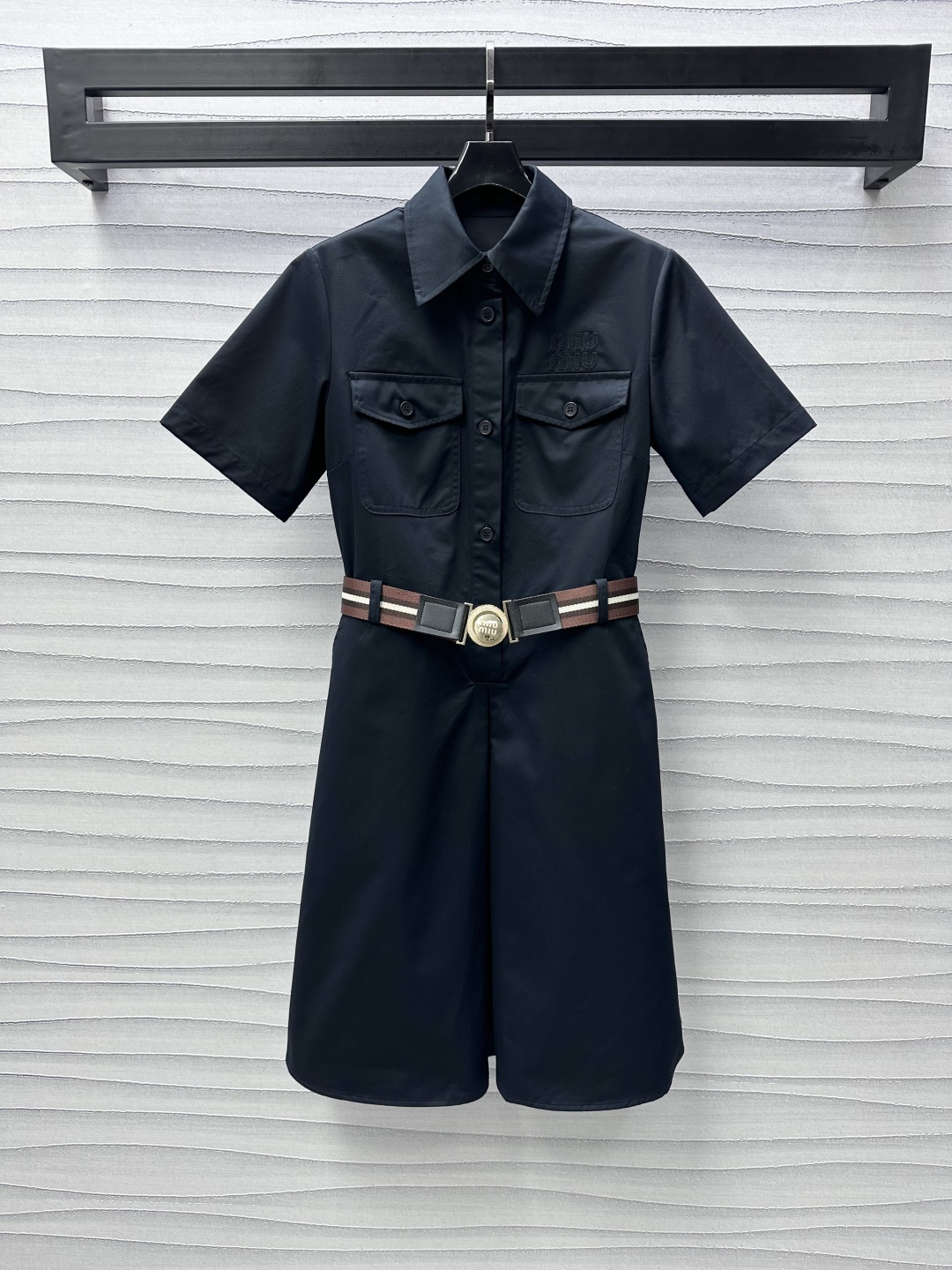 NO:312237,Miumi*2025 new product is available on the belt and shirt dress with a custom YB imported twill cotton material, breathable, comfortable and stylish, voxel color and three-dimensional letter logo embellishment on the chest, highlighting the brand tone, half-pallet button adjustment, symmetrical flip pocket decoration, add layered look, waist lettering snap striped elastic belt blended, outline graceful body shape, surface auxiliary material development, lapel short-sleeved shirt dress tailoring, skirt hem pleated smoothly, modify the overall line, fashionable and practical, all-match dress with a full season, high-end temperament, high-end version,,miumiu, skirts,shirts,T-shirts,alexander wang19860909Miumi*2025新品上架腰带衬衫连衣裙定制YB进口斜纹全棉材质 透气舒适有型 通体素色配合胸前立体字母徽标点缀 彰显品牌调性 半开襟纽扣调节 对称翻盖口袋装饰 增添造型层次感 腰间刻字卡扣条纹弹力腰带融入加持 勾勒曼妙身形 面辅料开发 翻领短袖衬衣裙剪裁 裙摆压褶垂顺 修饰整体线条 时尚与实用兼备的四季百搭连衣裙 妥妥高阶气质女郎  高版本,,miumiu,skirts,shirts,T-shirt,alexander wang,Women's clothing