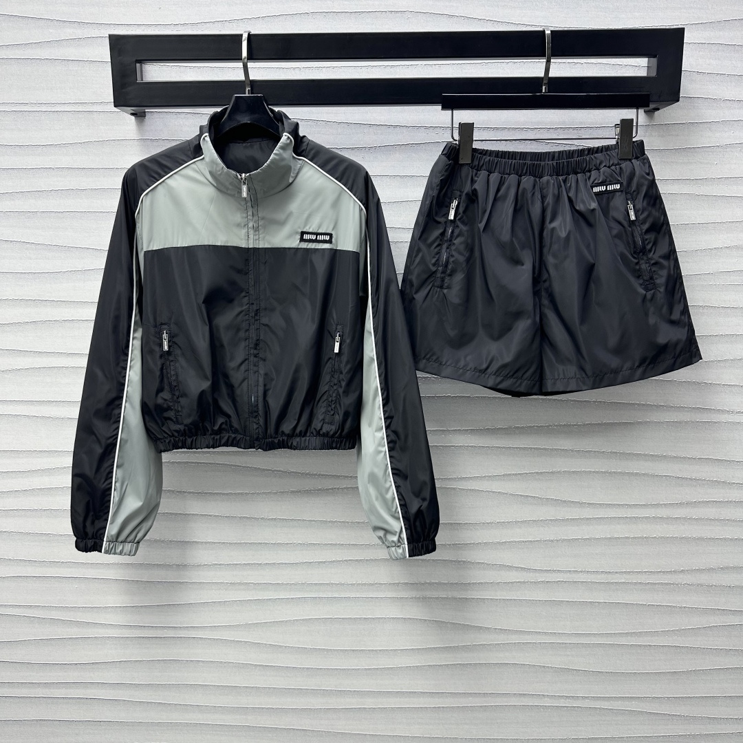 NO:312221,Miumi*2025 new product stand-up collar work jacket shorts set customized YB imported nylon material, crisp, comfortable and stylish, decorated with open zipper adjustment, adding layered look, matching contrasting color splicing design, enriching visual effects, embellishment of letters on the chest, highlighting the brand tone, surface accessories development, stand-up collar jacket with elastic waist shorts in the same series, brand logo echoes the upper and lower, the best choice for daily casual upper body, fashionable and fashionable, high-end version,,miumiu, shorts, jackets & coats, jackets & coats, alexander wang19860909Miumi*2025新品上架立领工装夹克短裤套装定制YB进口尼龙材质 挺括舒适有型 饰以开襟拉链调节 增添造型层次感 配合撞色拼接设计 丰富视觉效果 胸前字母徽标点缀装饰 彰显品牌调性 面辅料开发 立领夹克外套搭配同系列松紧腰短裤 品牌标上下呼应 成套上身日常休闲的不二之选 时髦洋气  高版本,,miumiu,shorts,jackets & coats,jackets & coats,alexander wang,Women's clothing