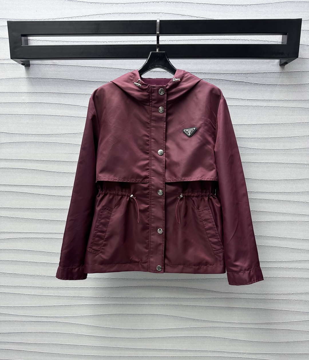 NO:312217,Prad*2025 new product launches the shelves of hooded drawstrings for charge jacket customized YB imported environmentally friendly nylon material, crisp, comfortable and stylish, full texture, large body full voxel color, combined with hidden zipper snap adjustment, add layered look, chest triangle embellishment echoes the three-dimensional letter logo on the back waist, highlights the brand tone, waist elastic drawstring design, outline the proportion of waist lines, get rid of bloated, symmetrical pockets easy to store, windproof and cold protection, first-class surface auxiliary materials development, hooded jacket style cut, improve the fashion of daily outdoor activities, casual wear, outstanding and fashionable, high-version 2 colors,,prada, jackets & coats,hats,alexander wang19860909Prad*2025新品上架连帽抽绳冲锋外套定制YB进口环保尼龙材质 挺括舒适有型 质感十足 大身通体素色 配合隐藏拉链按扣调节处理 增添造型层次感 胸前三角标点缀呼应后腰立体字母徽标 彰显品牌调性 腰间弹力抽绳设计 勾勒腰身线条比例 摆脱臃肿 对称口袋轻松收纳 防风御寒效果一流 面辅料开发 连帽外套版型剪裁 提高日常户外活动穿搭时尚度 随意外搭出彩时髦  高版本2色,,prada,jackets & coats,hats,alexander wang,Women's clothing