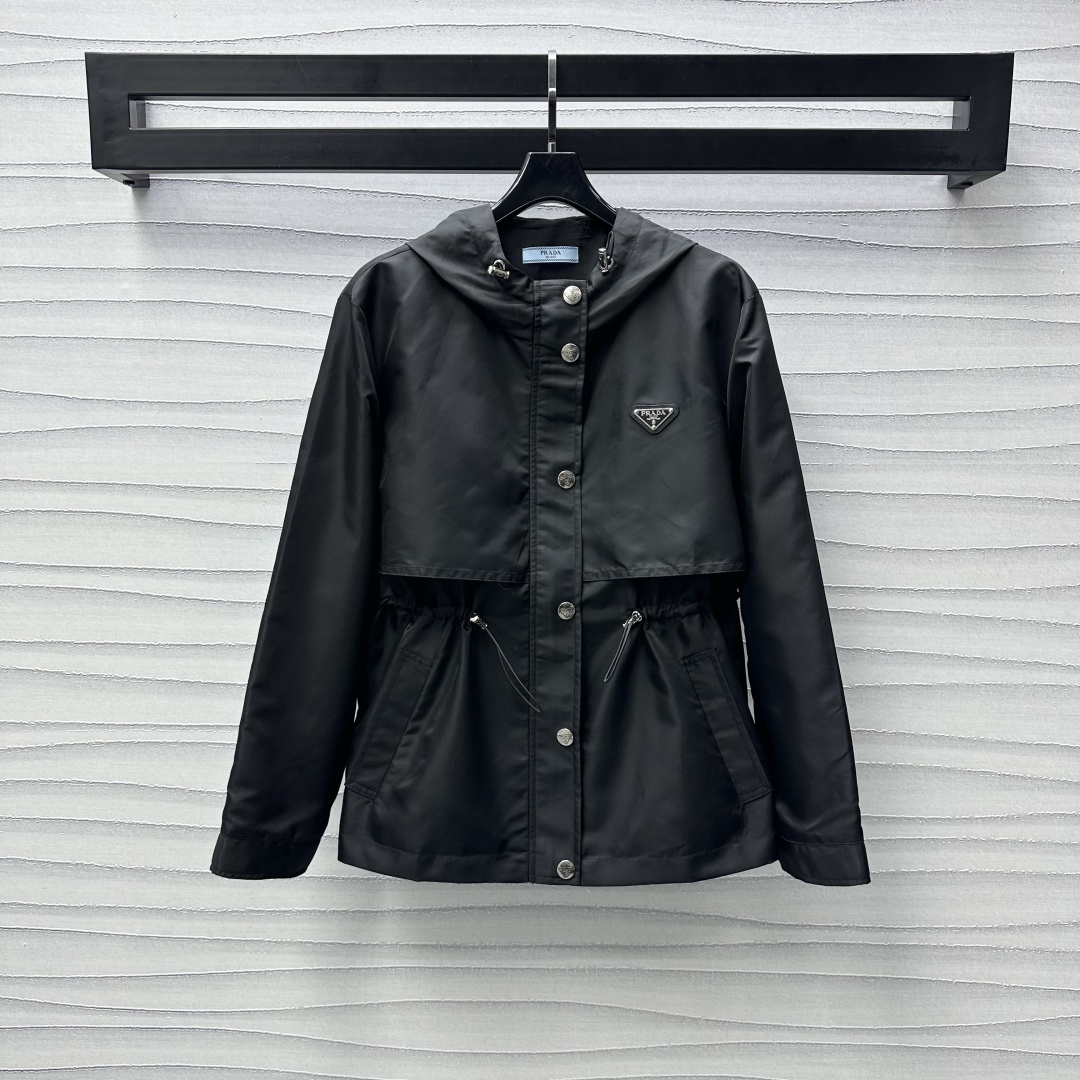 NO:312213,Prad*2025 new product launches the shelves of hooded drawstrings for charge jacket customized YB imported environmentally friendly nylon material, crisp, comfortable and stylish, full texture, large body full voxel color, combined with hidden zipper snap adjustment, add layered look, chest triangle embellishment echoes the three-dimensional letter logo on the back waist, highlights the brand tone, waist elastic drawstring design, outline the proportion of waist lines, get rid of bloated, symmetrical pockets easy to store, windproof and cold protection, first-class surface auxiliary materials development, hooded jacket style cut, improve the fashion of daily outdoor activities, casual wear, outstanding and fashionable, high-version 2 colors,,prada, jackets & coats,hats,alexander wang19860909Prad*2025新品上架连帽抽绳冲锋外套定制YB进口环保尼龙材质 挺括舒适有型 质感十足 大身通体素色 配合隐藏拉链按扣调节处理 增添造型层次感 胸前三角标点缀呼应后腰立体字母徽标 彰显品牌调性 腰间弹力抽绳设计 勾勒腰身线条比例 摆脱臃肿 对称口袋轻松收纳 防风御寒效果一流 面辅料开发 连帽外套版型剪裁 提高日常户外活动穿搭时尚度 随意外搭出彩时髦  高版本2色,,prada,jackets & coats,hats,alexander wang,Women's clothing