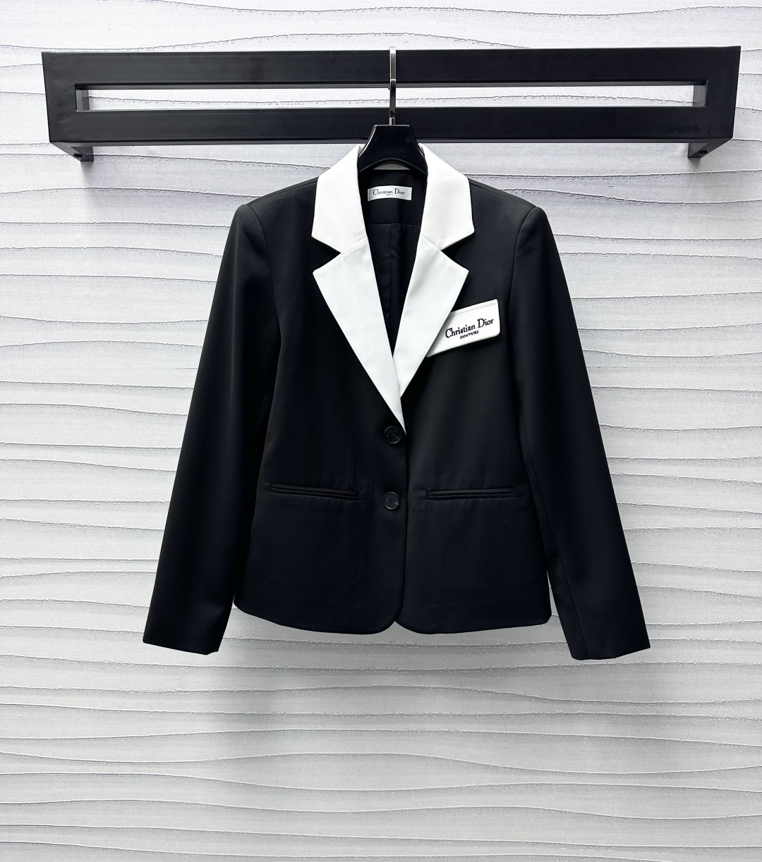 NO:312225,Dio*2025 new product is available for contrasting collar suit jacket custom YB imported suit material, crisp, comfortable and stylish, presenting high-end wool texture, the gun neckline is spliced ​​with pure white, collision body is plain black, adding layered look, the flip on the chest is embroidered with letters and embroidered logo, highlighting the brand tone, surface accessories, front shoulder suit jacket tailoring, showing high-end charm, regular style to modify the body shape, create a goddess-like style, suitable for different occasions, excellent choice for urban beauty, high-end version,,dior, jackets & coats,business suit,alexander wang19860909Dio*2025新品上架撞色领西装外套定制YB进口西服材质 挺括舒适有型 呈现出高级毛料质感 枪驳领口饰以纯白色拼接 碰撞大身素黑色 增添造型层次感 胸前翻盖撞色口袋点缀字母刺绣徽标 彰显品牌调性 面辅料开发 正肩西装外套剪裁 展现高定魅力 常规版型修饰身形 打造气质女神范 适穿于不同场合 都市丽人绝佳穿搭选择  高版本,,dior,jackets & coats,business suit,alexander wang,Women's clothing