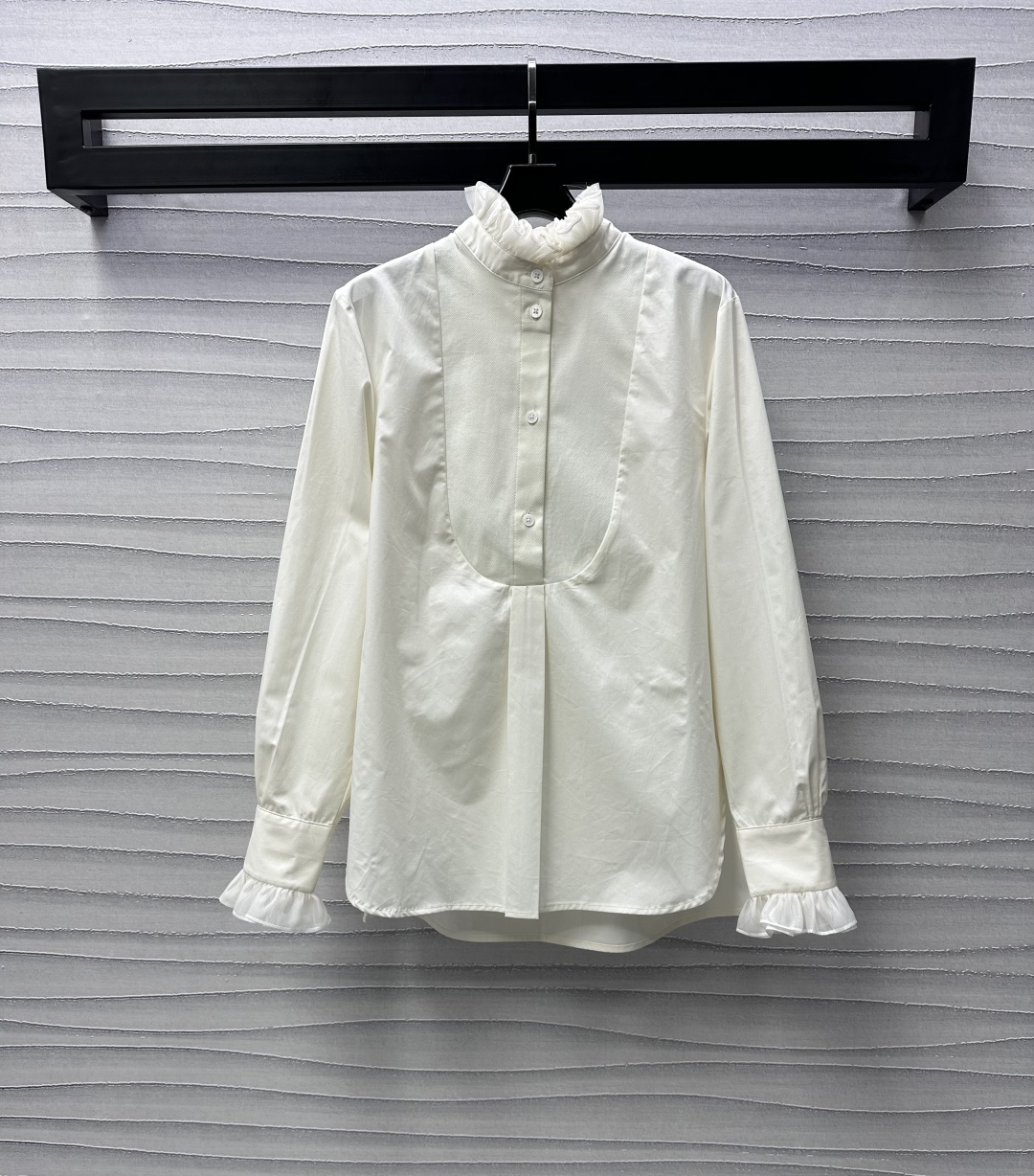 NO:312209,Valentin*2025 new product lace stand-up collar shirts are customized with YB imported twill cotton material. No ironing process treatment. Clever and comfortable and stylish. The front closure is decorated with red ground thread splicing half-button adjustment design to add layering. Collar cuffs are Organya pleated lace decoration to highlight the brand tone Simple and high-end Facial auxiliary materials development Stand-up collar shirt tailoring. The upper body is exquisite and elegant. The first choice for daily dates. High-end version, valentino,shirts,alexander wang19860909Valentin*2025新品上架花边立领衬衫定制YB进口斜纹全棉材质 免烫工艺处理 挺括舒适有型 前襟饰以朱地螺纹拼接半纽扣调节设计 增添造型层次感 领口袖口欧根纱褶皱花边装饰 彰显品牌调性 简约高级 面辅料开发 立领衬衣剪裁 上身精致优雅 日常约会穿搭首选  高版本,,valentino,shirts,alexander wang,Women's clothing