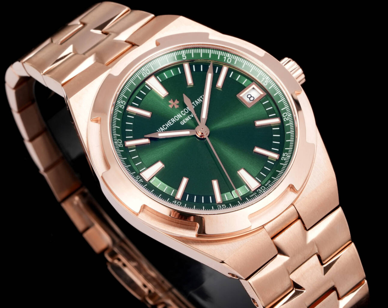 NO:741747,K1 produces integrated movement upgraded version of Vacheron Constantin  The Across the World series watch has a 41mm [904] stainless steel case with a thickness of 11 mm [the same thickness as genuine products]. It is equipped with an anti-magnetic soft iron device and a screw-in crown, which can protect the watch from magnetic interference and ensure the accuracy of travel time. Polished stainless steel case lines  Smooth and beautiful in shape, it can be perfectly connected with the bracelet/strap, adding points to the watch's viewing quality. [Dial] Simple sunburst satin brushed crystal dial with velvet-like smooth edges. Through the dial, you can see the reflection of the pointer on the dial, like a pool of clear water.  Like lake water, it is very beautiful. The 18K gold hour markers, hour hands, and minute hands all have a white luminous coating. Myopia can also read the time in a darker environment, ensuring the best readability. [Movement] It is designed with a back-through process, so you can directly observe the operation of the movement. Equipped with an integrated movement, vibrating  Frequency 28,800 times/hour (4 Hz), equipped with a 22K gold oscillating weight (decorated with wind direction rose compass pattern) [strap] The most noteworthy point is the quick-release strap design. The metal strap has a sporty and tough shape and can perfectly attend formal occasions.,,vacheron19860909K1出品一体机芯升级版江诗丹顿 纵横四海系列腕表,41mm【904】不锈钢表壳,厚度11毫米【正品一致厚度】.配有防磁软铁装置和旋入式表冠,能够保护腕表不受磁力的干扰,为走时的精准保驾护航.经过打磨的精钢表壳线条流畅,造型美观,可与表链/表带完美连接在一起,为腕表的观赏性加分.【表盘】简约的经旭日纹缎面拉丝处理水晶表盘,带有天鹅绒般光滑边缘,透过表盘可以看到指针在表盘上的倒影,宛如一潭清澈的湖水一般,十分美观.18K金时标、时针、分针均带有白色夜光涂层,近视在较暗的环境下也可以阅读时间,保证了最佳可读性.【机芯】采用背透工艺设计,可直接观察机芯的运作.搭载一体机芯,振频28,800次/小时（4赫兹）,配备22K金质摆陀（饰有风向玫瑰罗盘图案）【表带】最值得说的一点是采用快拆表带设计.金属表带造型运动硬朗又可以完美出席正式场合.,,vacheron,Watch