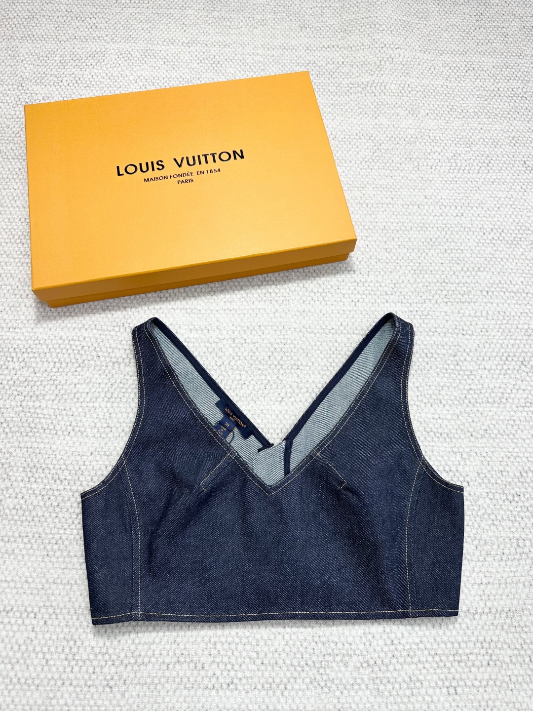 Chaleco Vaquero Louis Vuitton con Estampado Monogram, Edición Limitada