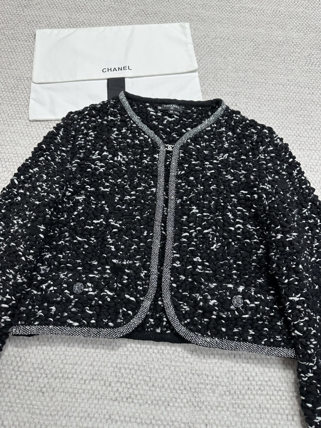Короткий женский вязаный кардиган с отделкой Chanel