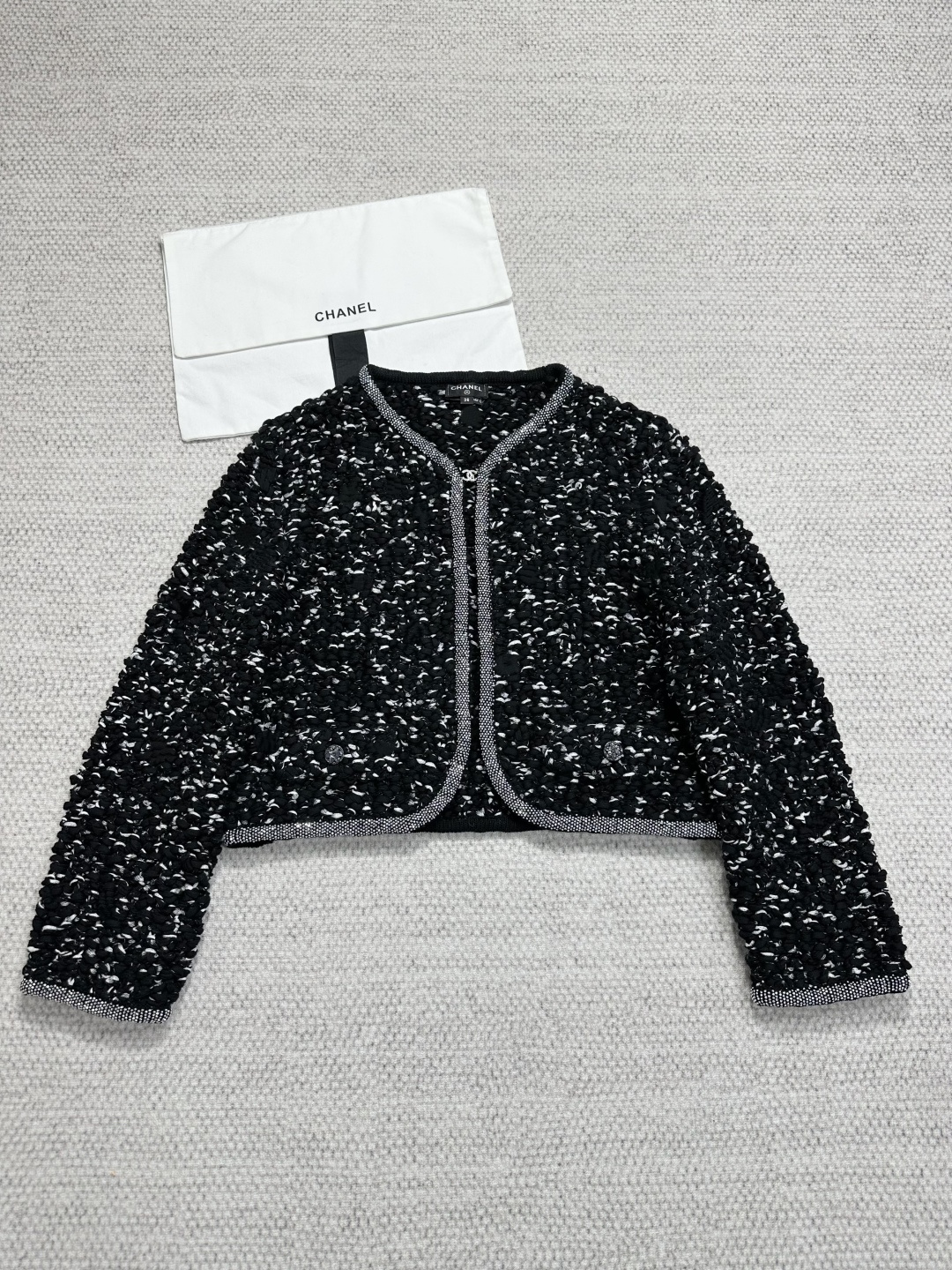 Короткий женский вязаный кардиган с отделкой Chanel