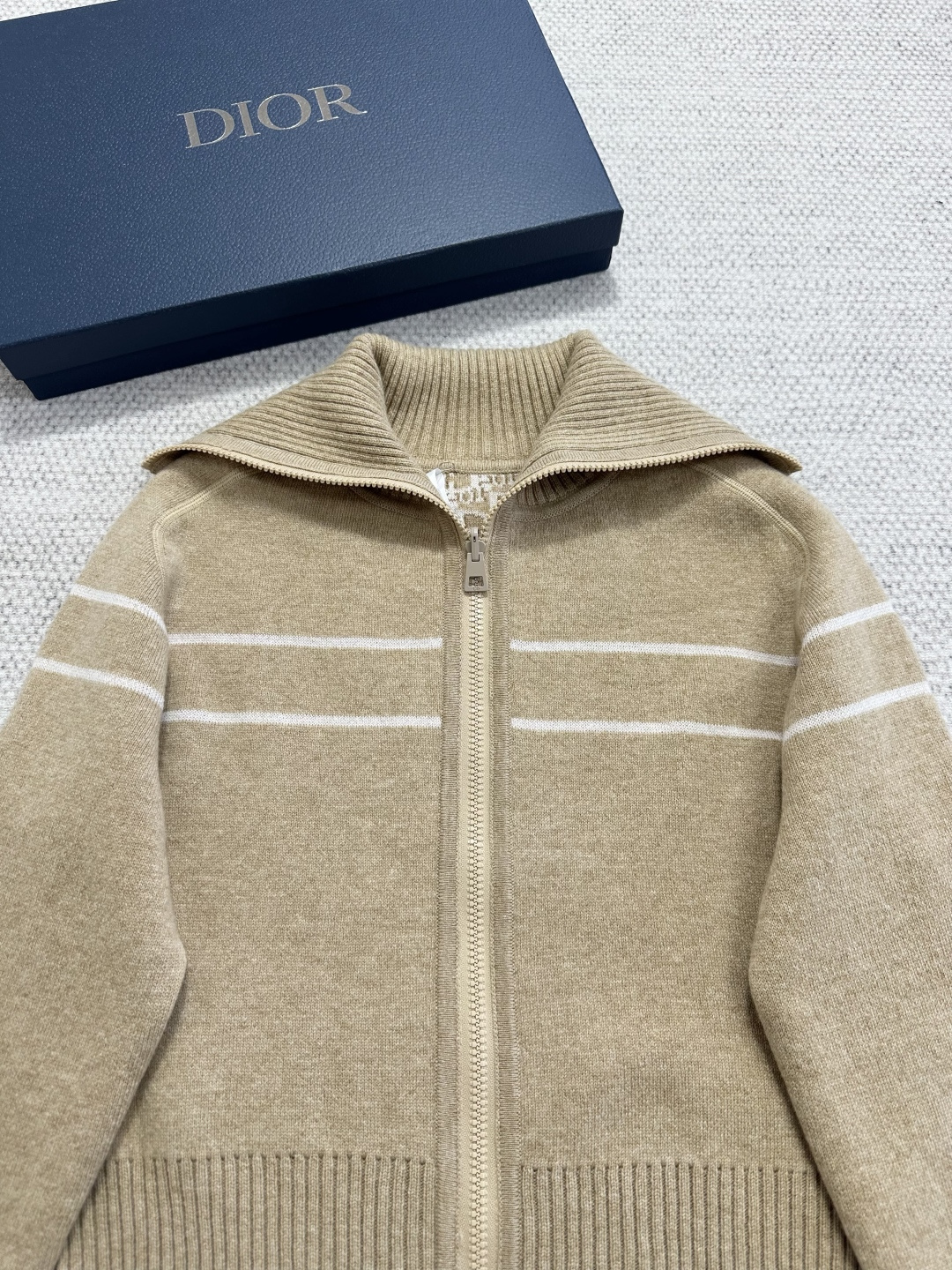 Reversible Cashmere Cardigan with Oblique Print and Diorior Signature 5 cmp i1763099333051 3858 0 3