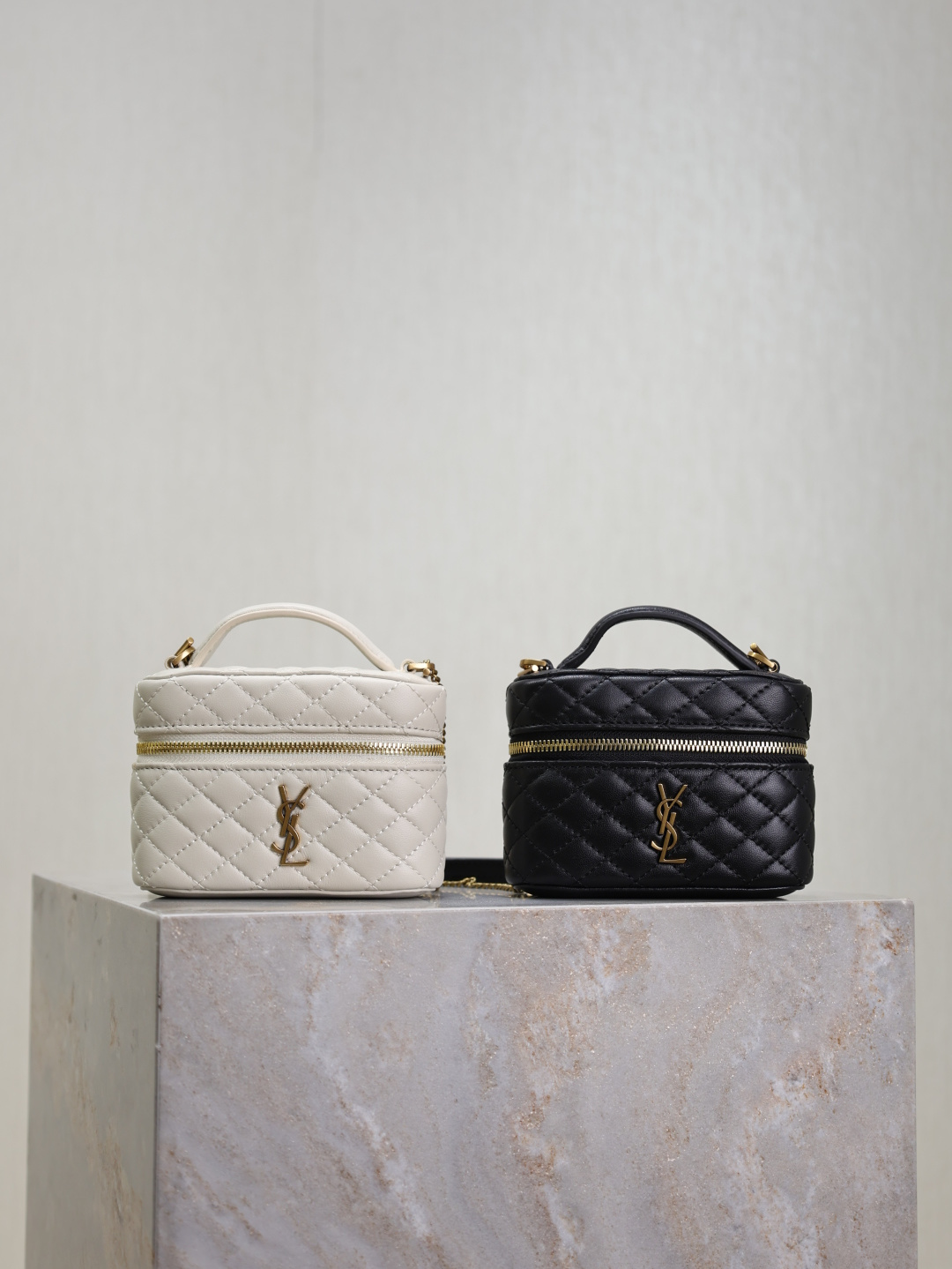 Bolso de maquillaje con cadena GABY mini en negro/blanco