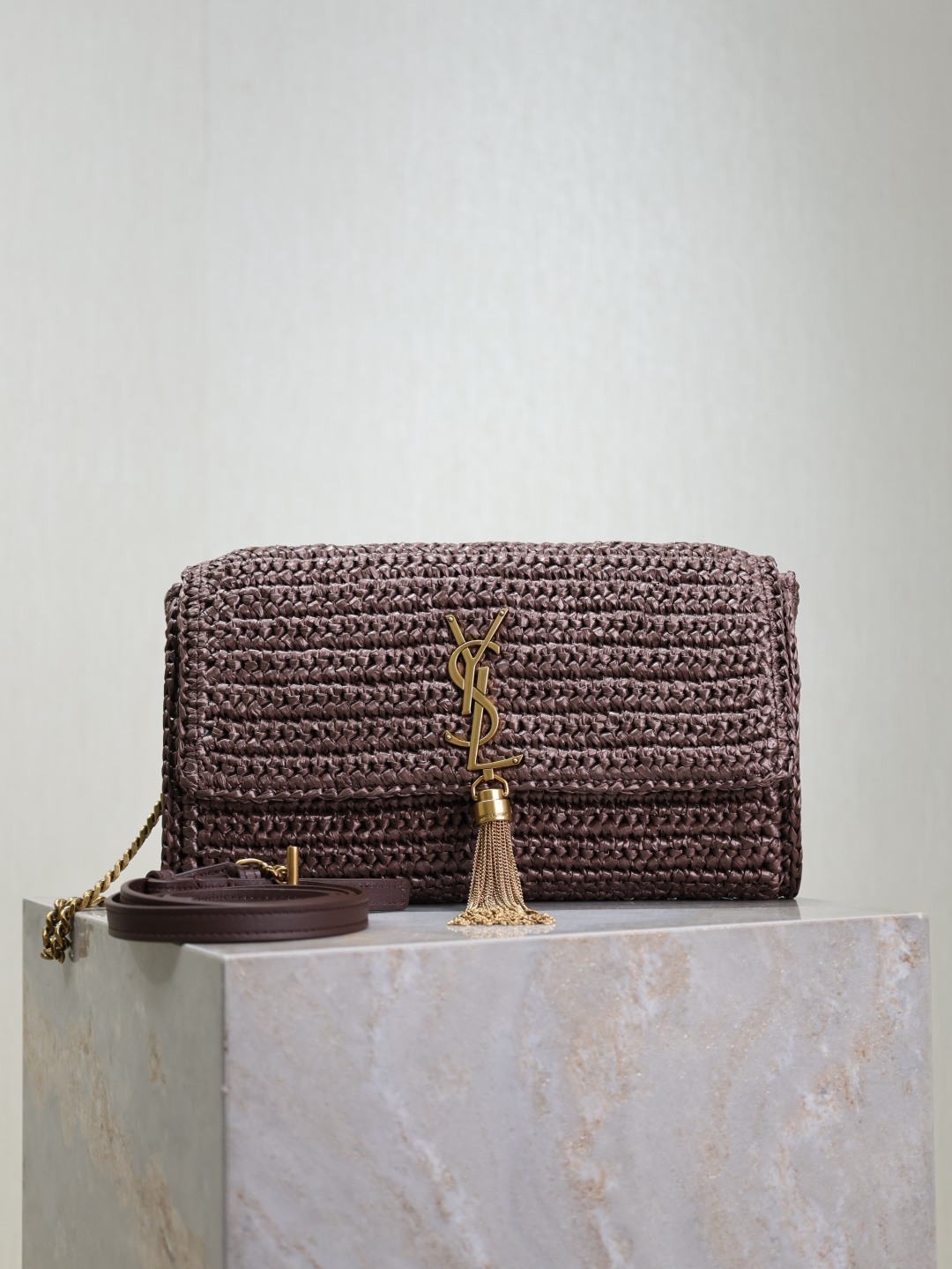 NO:389751,Kate braided style Speaking of the most popular bags in the past two years, it must be the name of the underarm bag!  A thin shoulder strap is carried, and the bag is just clamped under the armpit, freeing both hands and arms look longer and more free. A small bag is slapped on the body, which is integrated with the whole outfit, giving a casual French elegance, which makes people think that this girl is very fashionable, but effortlessly fashionable. There is also a long leather shoulder strap that can be changed to the back!  Multiple usages for one pack!  get√ Model 604276 knitted model Size 26x13.5x4.5cm, Saint Laurent, saint laurent19860909Kate 编织款 说起这两年最火的包包,一定有腋下包的名字！一根细肩带背起来,包包正好夹在腋下位置,解放了双手,手臂也显得更加纤长、更加自由.小小一只包挎在身上,与一身搭配浑然一体,有种漫不经心的法式优雅,让人一看就觉得这个女生好时髦,但又时髦得毫不费力.还有一条长款的皮肩带可变换着背！一包多用法！get√  型号604276编织款 尺寸26x13.5x4.5cm,圣罗兰,saint laurent,Bag