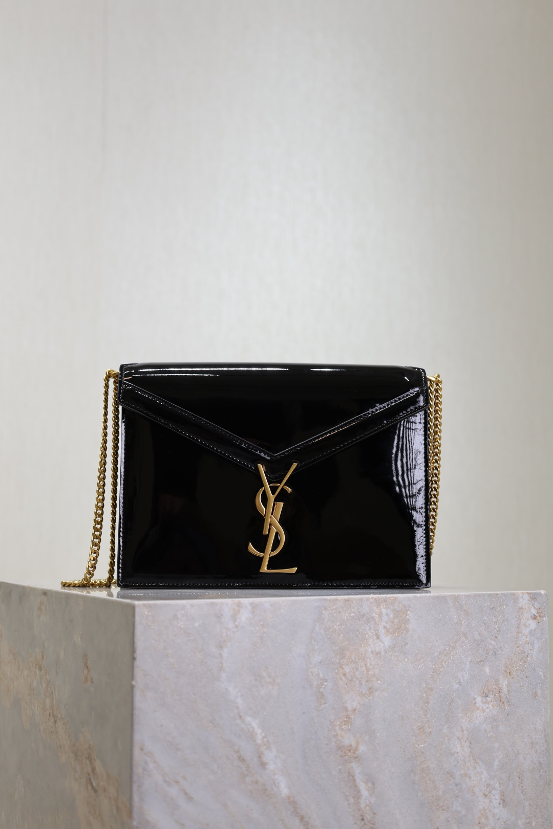 Negro charol con hebilla dorada · Último modelo de tienda oficial CASSANDRA bolso de cadena. Hecho de cuero importado d…