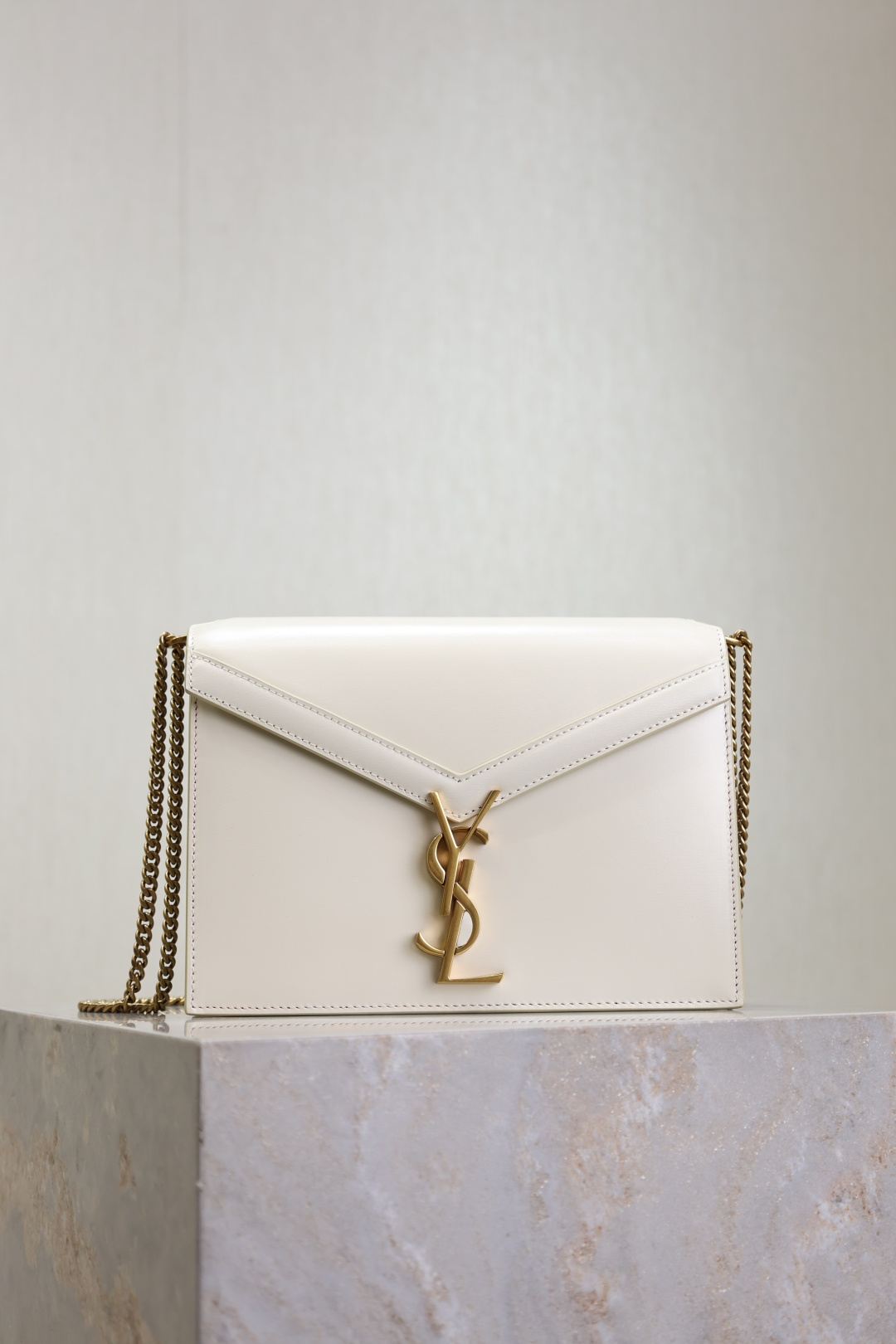 NO:390338,White with gold buckle · The latest synchronous CASSANDRA chain bag in the counter!  Made from imported cowhide from Italy, it has a great touch and always shows taste!  The side is decorated with nails and double compartments inside. The most distinctive thing is this metal hardware rotary buckle!  !  A light and versatile bag with unique features!  Model 532750 Size 22x16.5x5.5cm, Saint Laurent, saint laurent, cowhide19860909白色配金扣· 专柜最新同步款CASSANDRA 链条包！意大利进口牛皮制作而成,触感极佳,时刻彰显品味！侧面带钉装饰,内有双隔层,最具特色的就是这个金属五金旋转扣！！包轻百搭有特色的一款包！ 型号532750 尺寸22x16.5x5.5cm,圣罗兰,saint laurent,cowhide,Bag