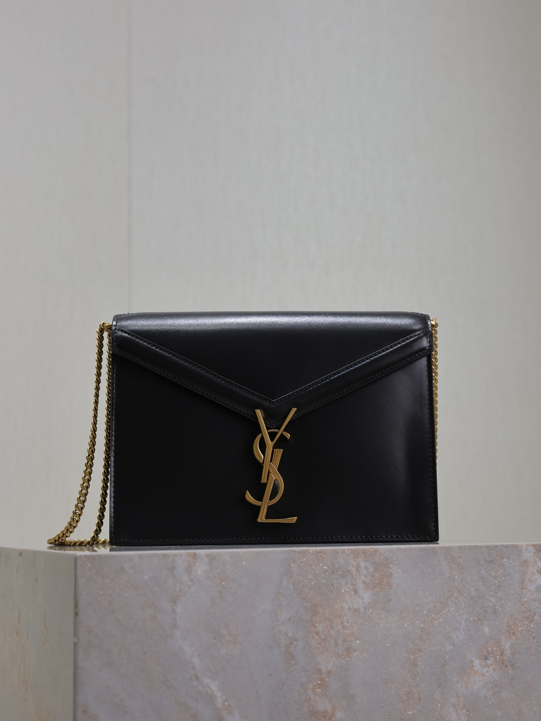 NO:390353,Black and gold buckle · The latest synchronous CASSANDRA chain bag in the counter!  Made from imported cowhide from Italy, it has a great touch and always shows taste!  The side is decorated with nails and double compartments inside. The most distinctive thing is this metal hardware rotary buckle!  !  A light and versatile bag with unique features!  Model 532750 Size 22x16.5x5.5cm, Saint Laurent, saint laurent, cowhide19860909黑色配金扣· 专柜最新同步款CASSANDRA 链条包！意大利进口牛皮制作而成,触感极佳,时刻彰显品味！侧面带钉装饰,内有双隔层,最具特色的就是这个金属五金旋转扣！！包轻百搭有特色的一款包！ 型号532750 尺寸22x16.5x5.5cm,圣罗兰,saint laurent,cowhide,Bag