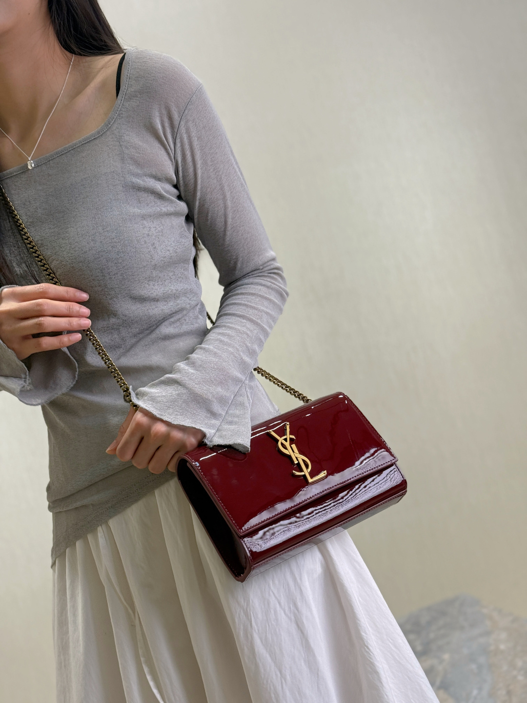 NO:211939,Founder's simple body, paired with hard and bright patent leather material, highlighting the strong temperament of the brand's feminine, Saint Laurent, saint laurent19860909方正简洁的包身 搭配硬挺的亮光漆皮材质 凸显出品牌的女性强大气质,圣罗兰,saint laurent,Bag