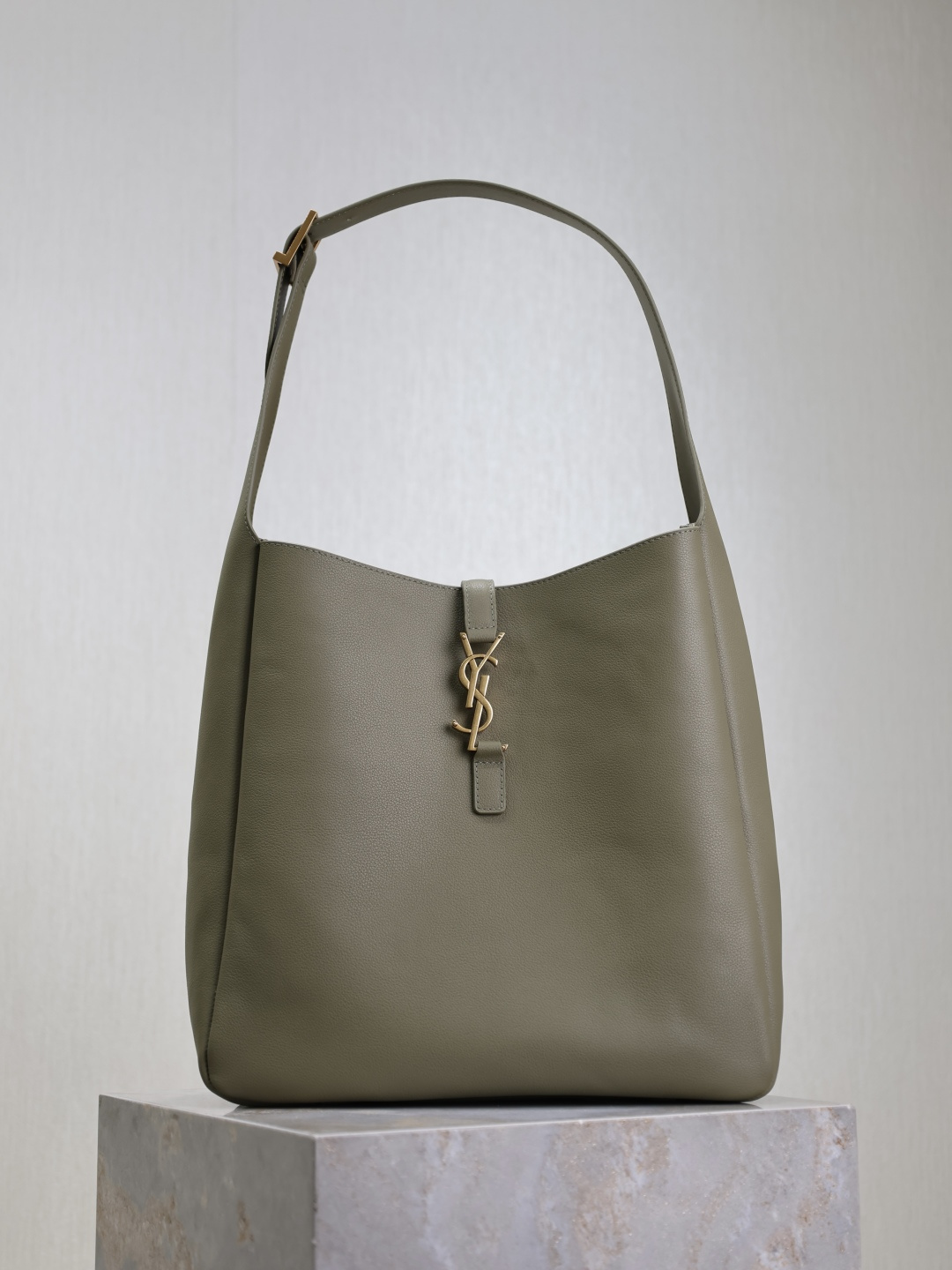 NO:211818,Mai Green ·【Original Leather】 (excluding packaging) LE 5A7_Large Smooth Leather Soft Handbag Large, the same Hobo in Korean celebrities!! This year, the underarm bag that was so popular that it was too late, but it was here!  !  The outline of the bag is simple and three-dimensional, and it looks hard but not too sharp. Paired with the brand's iconic plug-in buckle, the overall style gives people a unique temperament that is both classic and elegant, and fashionable and modern. Size 30x31x13cm Model 753837, Saint Laurent, saint laurent19860909麦绿色·【原厂皮】（不含包装） LE 5A7_大号光滑皮革柔软手袋大号,韩国明星同款Hobo!!今年火到爆炸的腋下包Y家虽迟但到！！包包身轮廓简洁、立体,看上去硬挺却不会太凌厉.搭配上品牌标志性的插入式包扣,整体给人一种既经典优雅,又很时髦现代的独特气质. 尺寸30x31x13cm 型号753837,圣罗兰,saint laurent,Bag