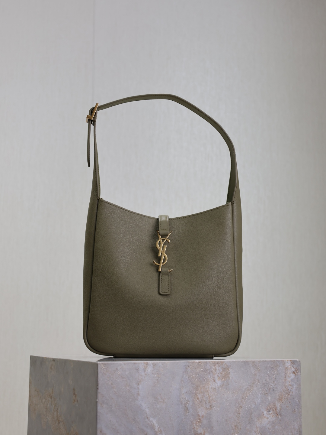 NO:211821,Mai Green ·【Original Leather】 (excluding packaging) Hot LE 5A7 underarm bag The mid-range underarm bag that was popular this year has always been very popular. The full leather is delicate and smooth. The bag design is simple and advanced. It is light and can be installed. It is too perfect. It is retro feel concave. Another popular model. Model 713938 original leather. Size 23×22×8.5cm, Saint Laurent, saint laurent19860909麦绿色·【原厂皮】（不含包装） 爆款LE 5A7腋下包 今年大火的中古款腋下包 一直很受欢迎 全皮细腻光滑 包型设计又很简单又高级 容量足够用 轻便能装 又不过时真是太完美la～ 复古feel凹造型 又一款种草爆款 型号713938原厂皮 尺寸23×22×8.5cm,圣罗兰,saint laurent,Bag