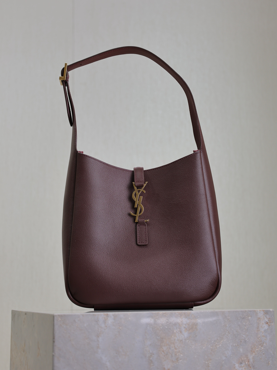 NO:387214,Murray ·【Original Leather】 (excluding packaging) Hot LE 5A7 underarm bag The mid-range underarm bag that was popular this year has always been very popular. The full leather is delicate and smooth. The bag design is simple and advanced. It is light and can be installed. It is too perfect. It is retro feel concave. Another popular model. Model 713938 original leather. Size 23×22×8.5cm, Saint Laurent, saint laurent19860909枣红色·【原厂皮】（不含包装） 爆款LE 5A7腋下包 今年大火的中古款腋下包 一直很受欢迎 全皮细腻光滑 包型设计又很简单又高级 容量足够用 轻便能装 又不过时真是太完美la～ 复古feel凹造型 又一款种草爆款 型号713938原厂皮 尺寸23×22×8.5cm,圣罗兰,saint laurent,Bag