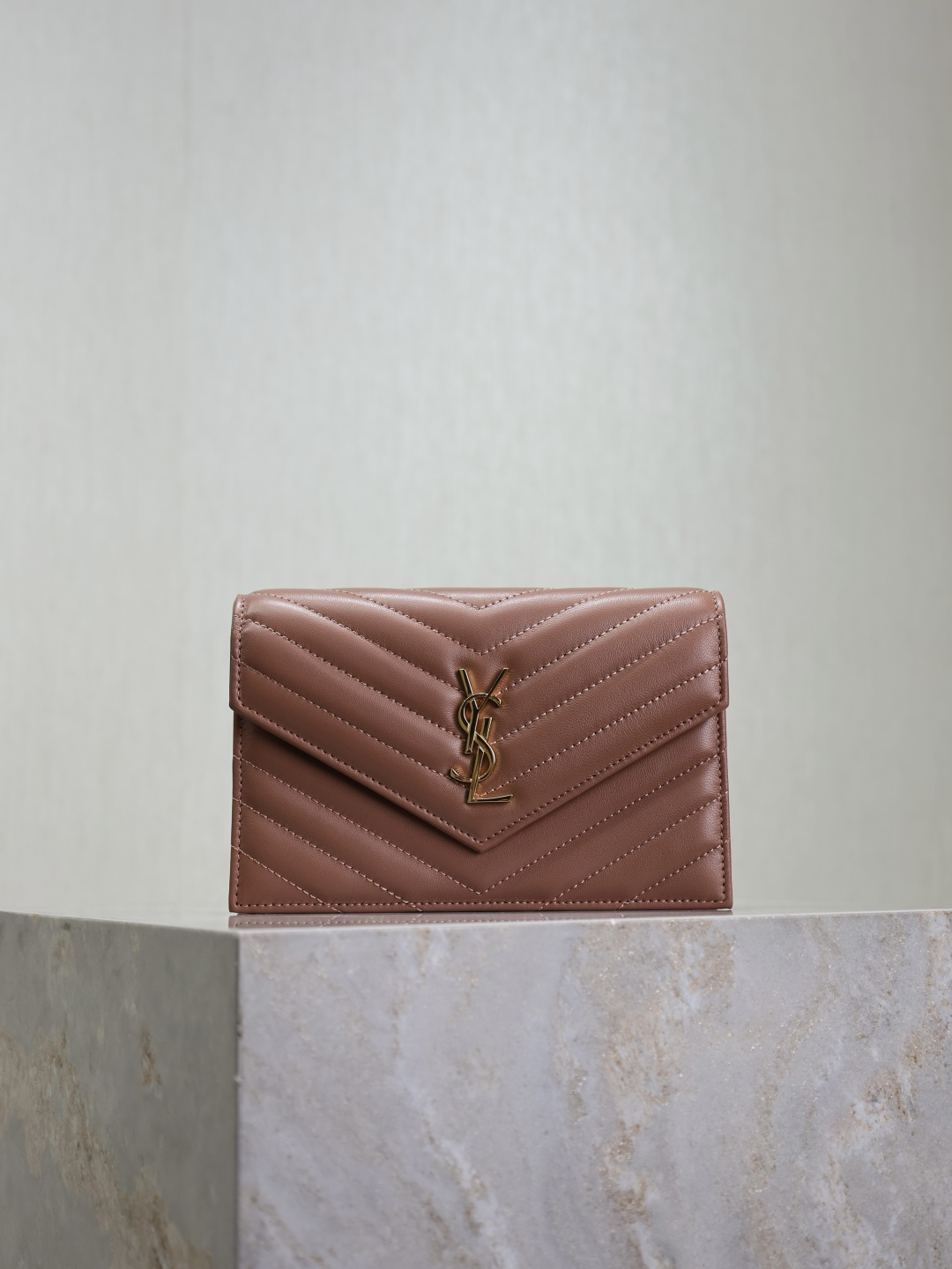 NO:211783,Ice plum pink sheepskin woc small envelope packet is coming. Speaking of envelope packets, this one from Y must have a name!  The whole package is made of Italian sheepskin, with three-dimensional shape and comfortable feel!  The removable shoulder strap design enriches the versatility of the bag. The shoulder strap can be used directly as a handbag & dinner bag. It has multiple built-in card slots, which are practical and explosive. You usually bring your mobile phone and card when you go out. A small bag can take you around the world easily!  Model 393953 Size 19x11.5x4cm, Saint Laurent, saint laurent, sheepskin19860909冰梅粉羊皮· woc小号信封包来袭,说到信封包,Y家的这一只一定必须要拥有名字！整包采用意大利羊皮制作,版型立体,手感舒适！可拆卸的肩带设计丰富了包包的多用性,肩带拆掉可直接当手包&晚宴包使用,内置多个卡位,实用到爆炸,平时出门带上手机和卡片,一个小包就可以带你轻松走遍天下！ 型号393953 尺寸19x11.5x4cm,圣罗兰,saint laurent,sheepskin,Bag