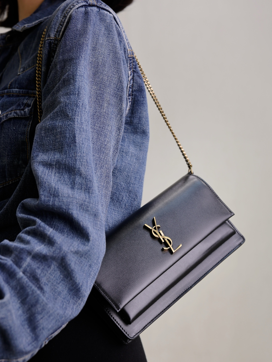 Bolso de estructura rígida con logo dorado y cadena vintage desgastada, combina con cualquier ocasión, imprescindible p…