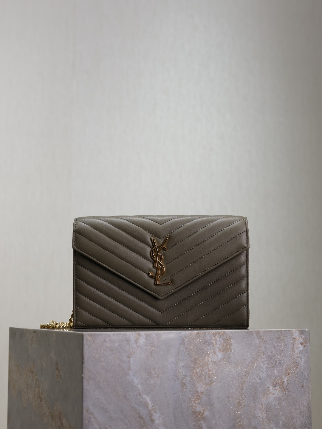 NO:187921,Genuine grade moss green sheepskin·MONOGRAM_envelope bag. A super practical small bag, the most classic style, the upgraded and advanced version, Italian lambskin is finely handmade; custom metal Y logo highlights personality; flip cover design ensures safety of use; small bags have large capacity, two banknote compartments, two central compartments, a zipper inner pocket and multiple card slots, everything is included!  Model 377828 Size 22.5x14x4cm, YSL, saint laurent, sheepskin19860909正品级 苔绿色羊皮· MONOGRAM_信封包.超级实用的一款小包,最经典的款式,升级最高级的版本,意大利小羊皮配上精细手工制作；定制金属Y家logo彰显个性；翻盖设计确保使用的安全性；小包包大容量,两个纸币隔层,两个中央隔层,一个拉链内袋和多个卡槽,装尽所有！ 型号377828 尺寸22.5x14x4cm,YSL,saint laurent,sheepskin,Bag