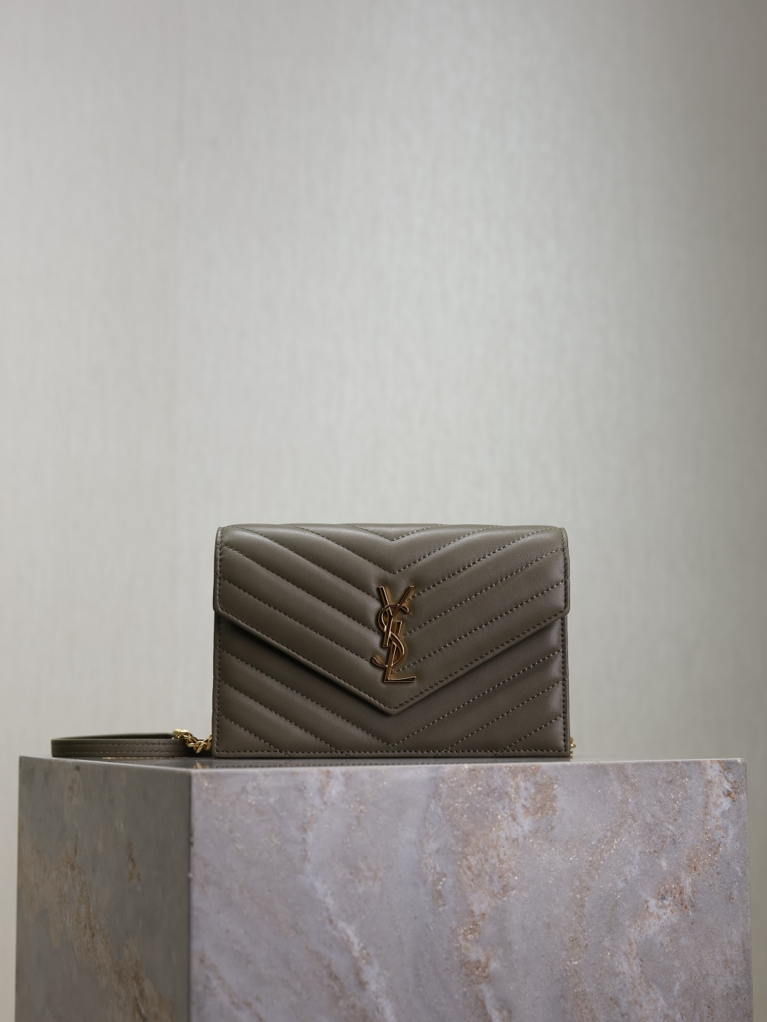 NO:187917,Genuine grade moss green sheepskin·woc small envelope packet is coming. Speaking of envelope packets, this one from Y must have a name!  The whole package is made of Italian sheepskin, with three-dimensional shape and comfortable feel!  The removable shoulder strap design enriches the versatility of the bag. The shoulder strap can be used directly as a handbag & dinner bag. It has multiple built-in card slots, which are practical and explosive. You usually bring your mobile phone and card when you go out. A small bag can take you around the world easily!  Model 393953 Size 19x11.5x4cm, YSL, saint laurent, sheepskin19860909正品级 苔绿色羊皮· woc小号信封包来袭,说到信封包,Y家的这一只一定必须要拥有名字！整包采用意大利羊皮制作,版型立体,手感舒适！可拆卸的肩带设计丰富了包包的多用性,肩带拆掉可直接当手包&晚宴包使用,内置多个卡位,实用到爆炸,平时出门带上手机和卡片,一个小包就可以带你轻松走遍天下！ 型号393953 尺寸19x11.5x4cm,YSL,saint laurent,sheepskin,Bag