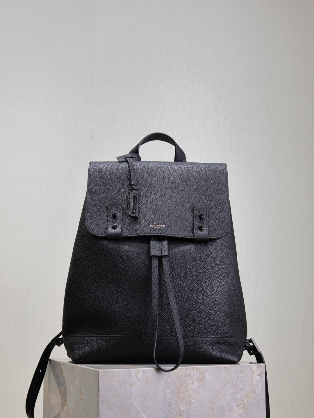 NO:771902,Black buckle · Sac de jour backpack has a soft shape and easily combines iconic details and practical functions. This backpack is made of exquisite cowhide texture, with a drawstring and flip-lock magnetic buckle design, giving you enough security. Simple and stylish, the adjustable shoulder strap can be carried on the back comfortably or hung on the shoulders in a fashionable manner. Elegant, beautiful, practical and versatile, it is an ideal choice for daily life!  Unisex college backpack size 29×37×14cm model 480585, saint laurent, saint laurent, backpacks, cowhide19860909黑色黑扣· Sac de jour 双肩包 柔和造型,轻松融合标志性细节与实用功能.这款双肩包采用精美牛皮纹路制成,抽绳和翻锁磁扣设计,带给你足够的安全感.简约时尚,可调节肩带,既可舒适地背在背上,也可时尚地挂于肩上.优雅美观,实用百搭,是日常生活的理想选择！男女通用学院背包 尺寸29×37×14cm 型号480585,圣罗兰,saint laurent,backpacks,cowhide,Bag