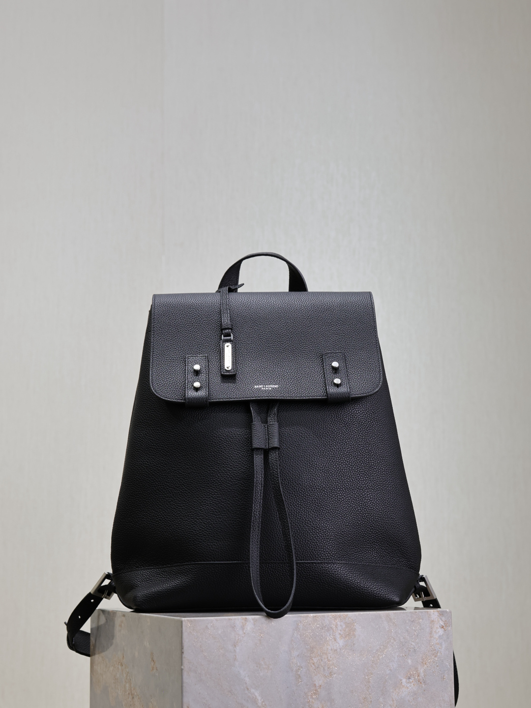 NO:771923,Black silver buckle · Sac de jour backpack has a soft shape and easily combines iconic details and practical functions. This backpack is made of exquisite cowhide texture, with a drawstring and flip-lock magnetic buckle design, giving you enough security. Simple and stylish, the adjustable shoulder strap can be carried on the back comfortably or hung on the shoulders in a fashionable manner. Elegant, beautiful, practical and versatile, it is an ideal choice for daily life!  Unisex college backpack size 29×37×14cm model 480585, saint laurent, saint laurent, backpacks, cowhide19860909黑色银扣· Sac de jour 双肩包 柔和造型,轻松融合标志性细节与实用功能.这款双肩包采用精美牛皮纹路制成,抽绳和翻锁磁扣设计,带给你足够的安全感.简约时尚,可调节肩带,既可舒适地背在背上,也可时尚地挂于肩上.优雅美观,实用百搭,是日常生活的理想选择！男女通用学院背包 尺寸29×37×14cm 型号480585,圣罗兰,saint laurent,backpacks,cowhide,Bag