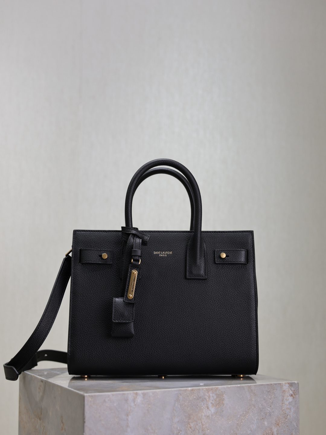 NO:208828,Organ bag 26cm_Black The most elegant organ bag series sac de jour, forever classic and outdated, exquisite lychee pattern cowhide, clear patterns and full of gloss, very noble!  It is equipped with a separator within 26cm, which can be taken out to make a clutch, and the shoulder strap can be adjusted. You can choose the length by yourself!  The logo is very small, perfectly interpreting the low-key and luxurious style~ Model 421863/477477 Size 26x20.5x12.5cm (with a partition within 26cm), Saint Laurent, saint laurent, cowhide19860909风琴包26cm_黑色 最优雅的风琴包系列sac de jour,永远的经典不过时,精湛的荔枝纹牛皮,纹路清晰而且光泽度十足,十分贵气！26cm内配有中隔,可取出做手包,肩带可以调节,长短自己选择！logo非常小,完美地诠释了低调奢华的格调～ 型号421863/477477 尺寸26x20.5x12.5cm（26cm内配有中隔）,圣罗兰,saint laurent,cowhide,Bag