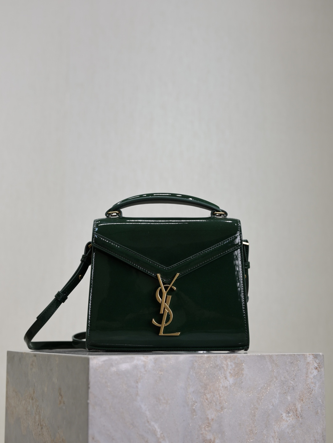 NO:208816,Green patent leather gold buckle · CASSANDRA mini handbag!  The special design of this series is its rotary metal buckle, which has an extraordinary complexity in craftsmanship. It has a partition inside to separate two large-capacity inner bags and a insert bag, and an open rear bag behind it, which has a leaping capacity. The shoulder strap is adjustable and paired with a hand-carrying belt, which can be lifted or backed, with a full temperament and makes people fall in love with it at first sight!  Model 602716 Size 20×16×7.5cm, Saint Laurent, saint laurent19860909绿色漆皮金扣· CASSANDRA mini手拎包！这个系列特别的设计就是它的旋转式金属扣,匠心设计工艺复杂程度非同一般；内部设有隔层分开形成两个大容量的内袋及一个插袋,背后有一个开口后袋,容量有了飞跃性的提升；肩带为可调节设计,搭配手拎挽带,可提可背,气质十足,让人一见倾心！ 型号602716 尺寸20×16×7.5cm,圣罗兰,saint laurent,Bag