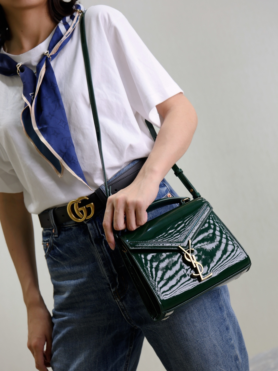 Bolso de mano Cassandra, el diseño especial de esta serie es su cierre metálico giratorio, artesanía de diseño ingenios…