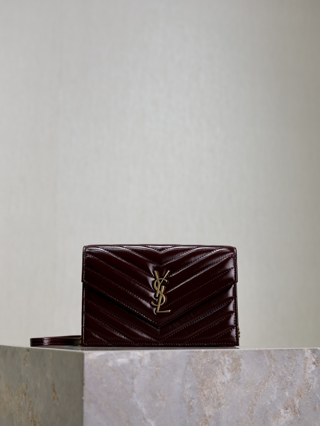 NO:208839,The small envelope of the jujube red oil wax skin gold buckle is coming. Speaking of envelope bags, this one from the Y family must have a name!  The whole package is made of Italian sheepskin, with three-dimensional shape and comfortable feel!  The removable shoulder strap design enriches the versatility of the bag. The shoulder strap can be used directly as a handbag & dinner bag. It has multiple built-in card slots, which are practical and explosive. You usually bring your mobile phone and card when you go out. A small bag can take you around the world easily!  Model 393953 Size 19x11.5x4cm, Saint Laurent, saint laurent, sheepskin19860909枣红油蜡皮金扣· woc小号信封包来袭,说到信封包,Y家的这一只一定必须要拥有名字！整包采用意大利羊皮制作,版型立体,手感舒适！可拆卸的肩带设计丰富了包包的多用性,肩带拆掉可直接当手包&晚宴包使用,内置多个卡位,实用到爆炸,平时出门带上手机和卡片,一个小包就可以带你轻松走遍天下！ 型号393953 尺寸19x11.5x4cm,圣罗兰,saint laurent,sheepskin,Bag